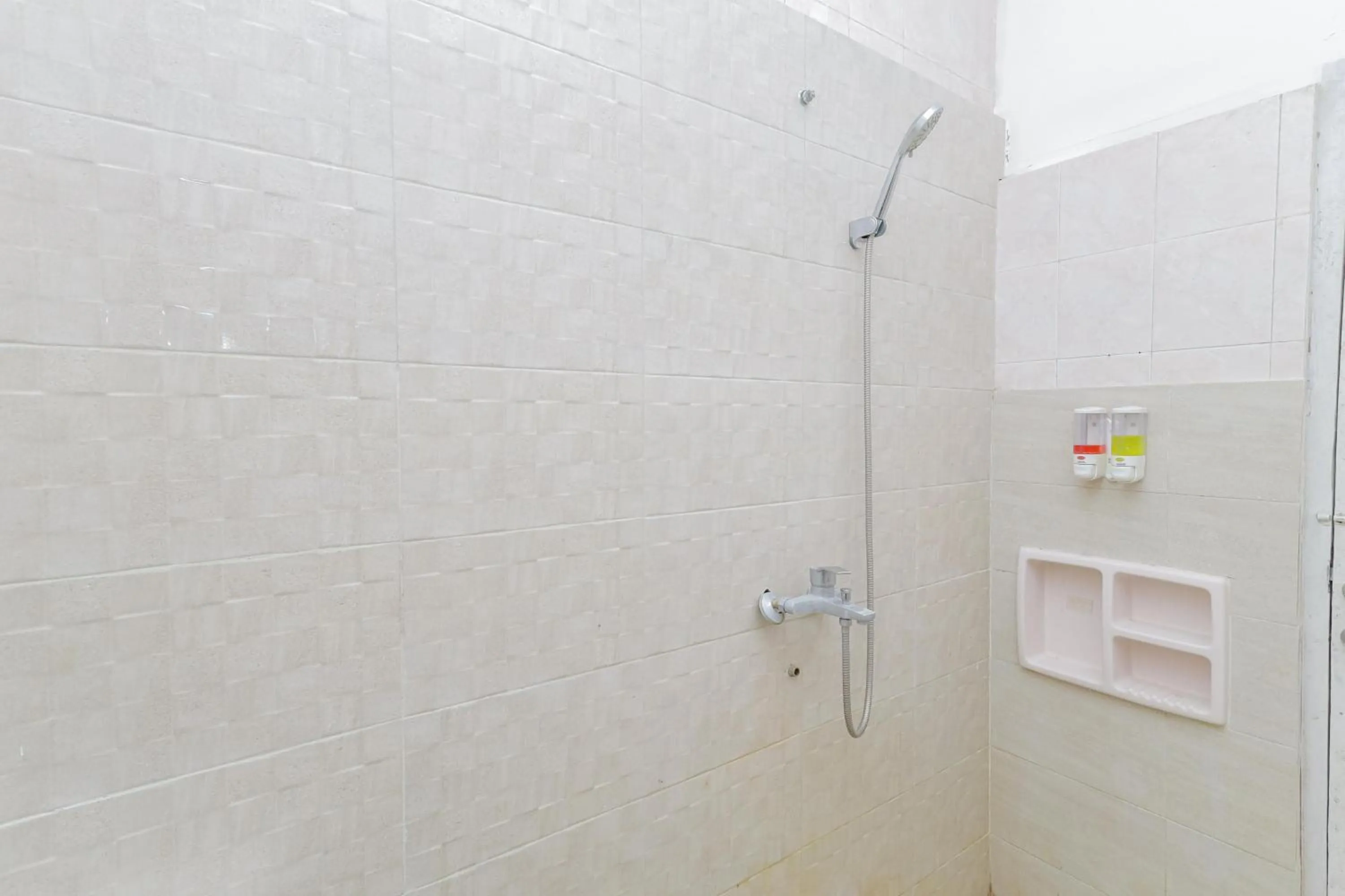 Shower in RedDoorz Plus At Swun Stay Raya Langsep