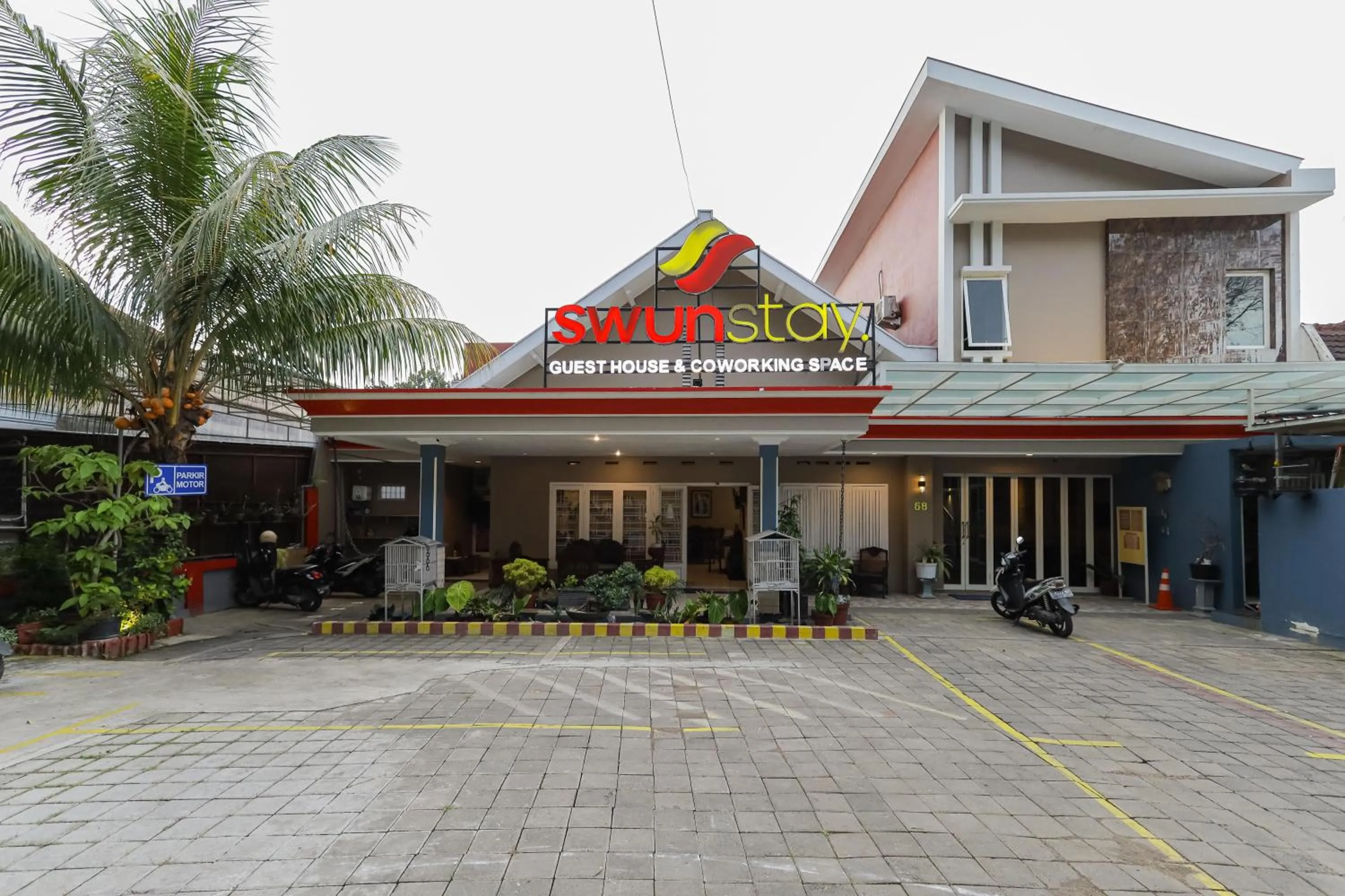 Property building in RedDoorz Plus At Swun Stay Raya Langsep