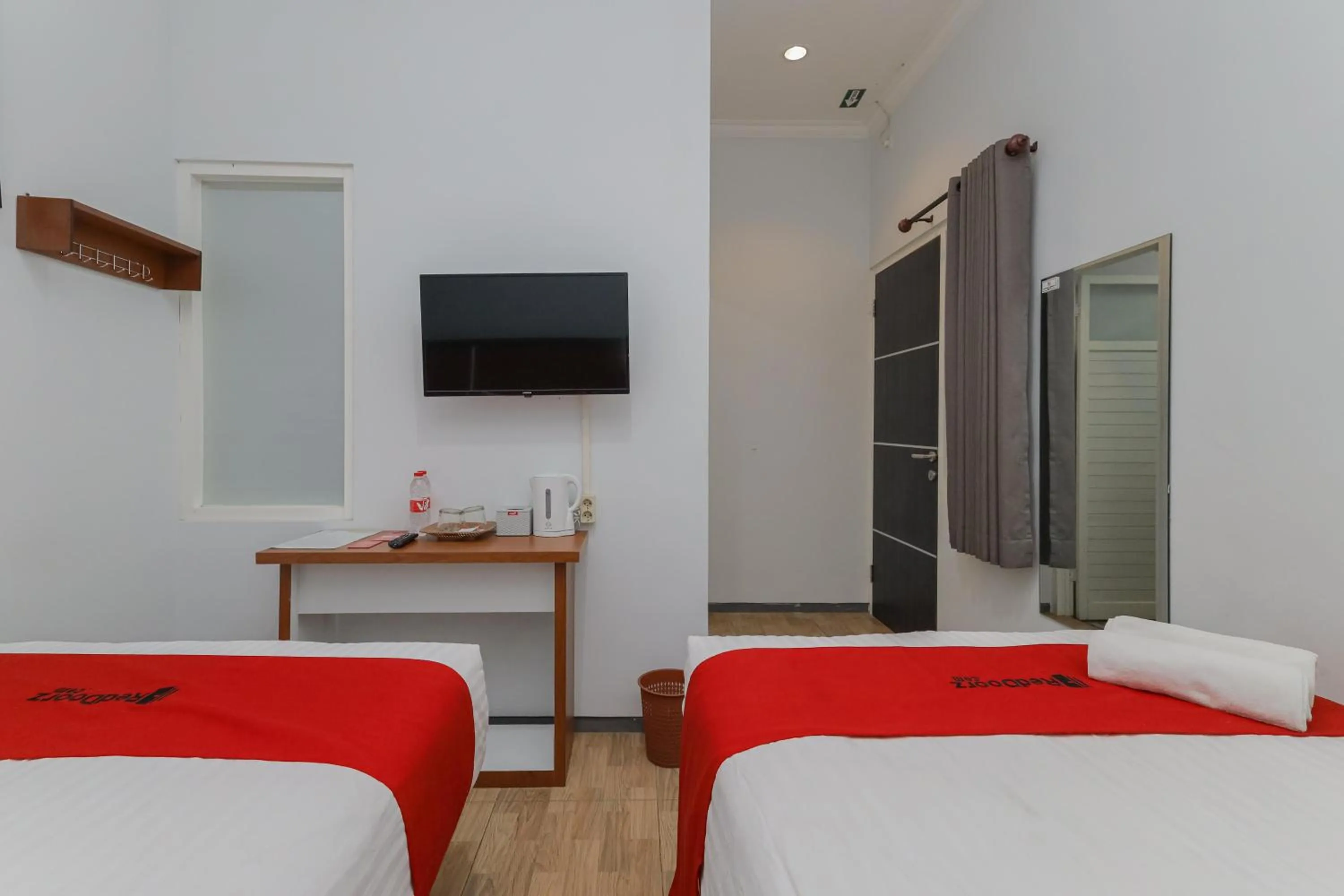TV and multimedia, Bed in RedDoorz Plus At Swun Stay Raya Langsep