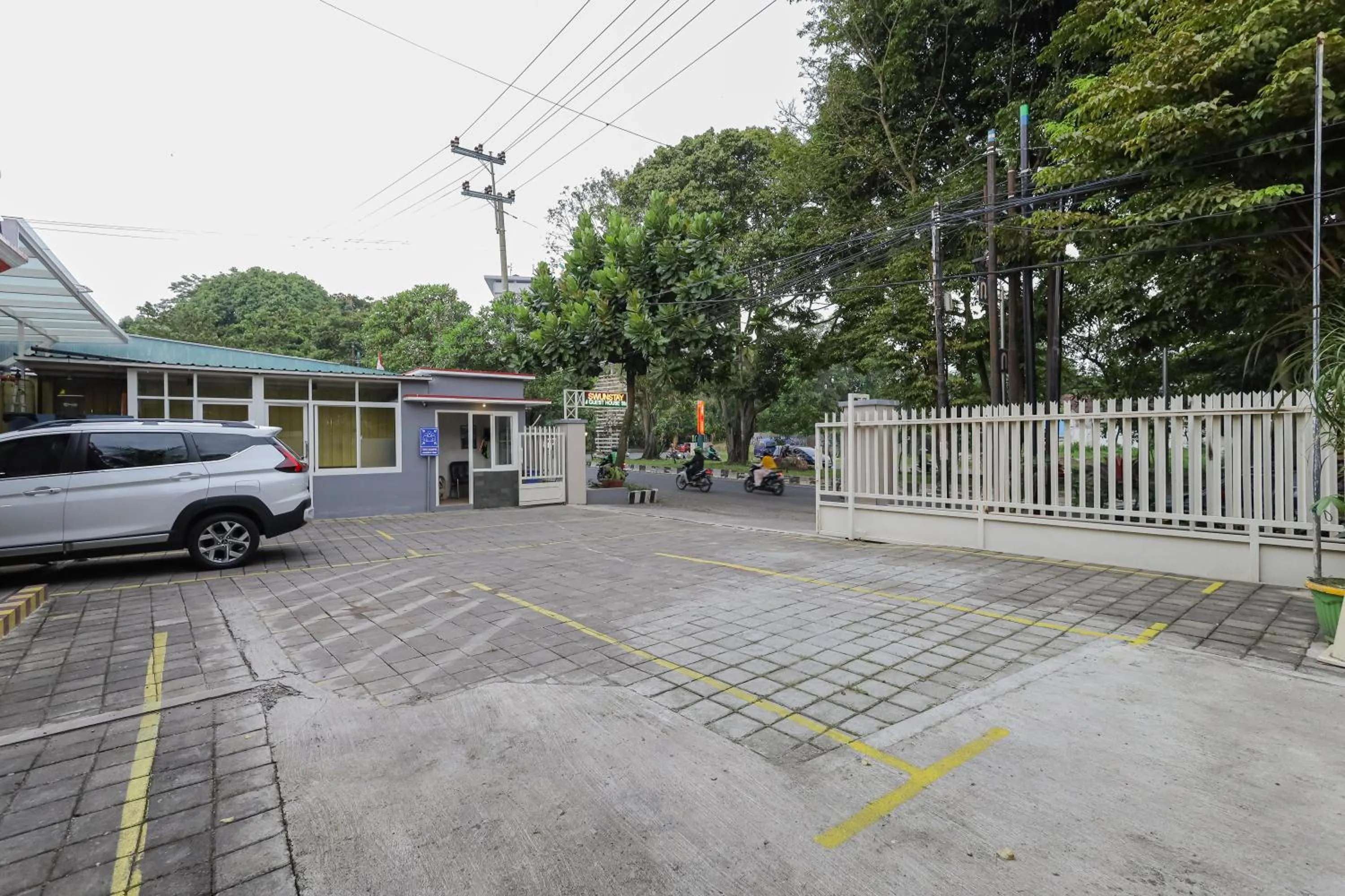 Parking in RedDoorz Plus At Swun Stay Raya Langsep