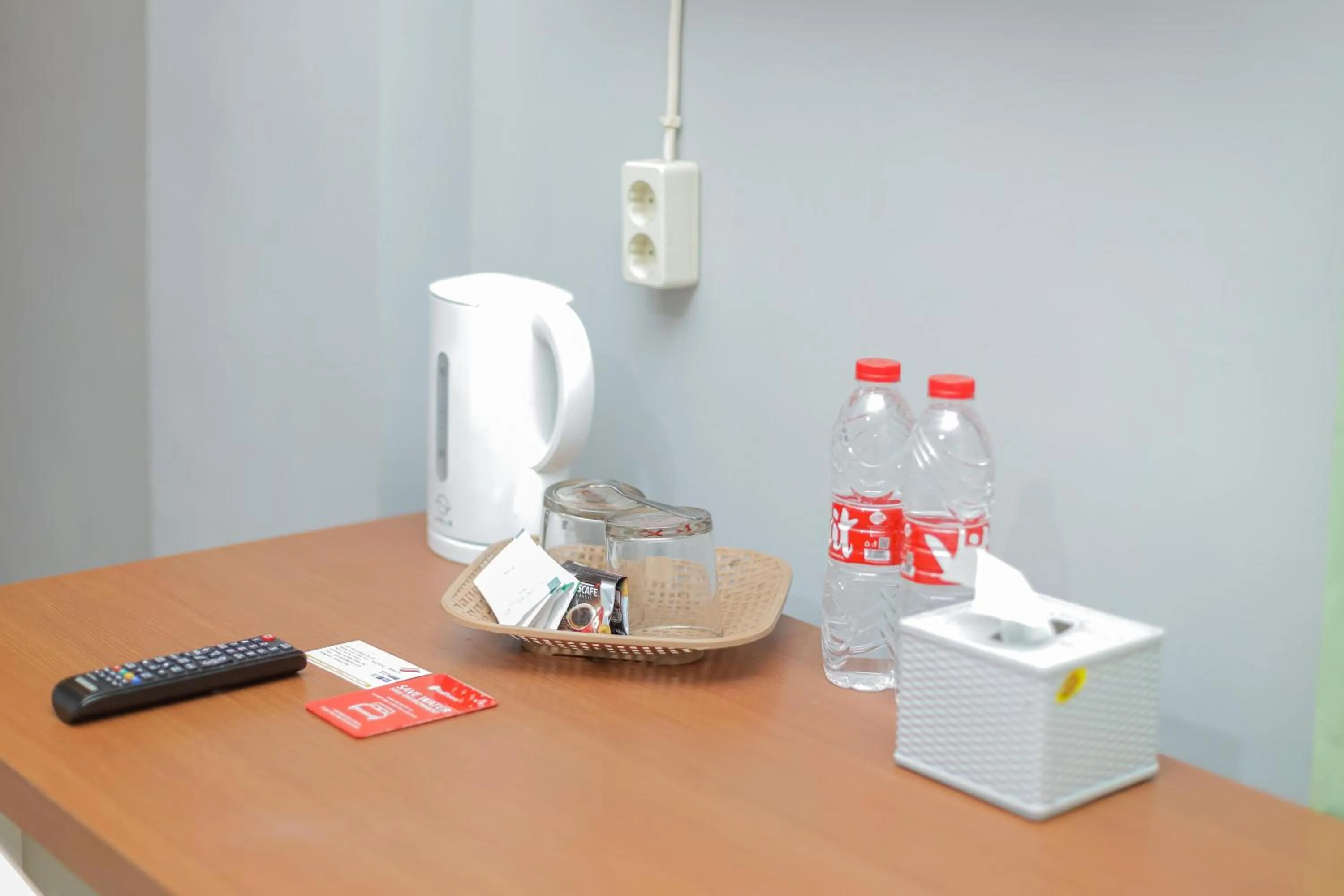 Coffee/tea facilities in RedDoorz Plus At Swun Stay Raya Langsep