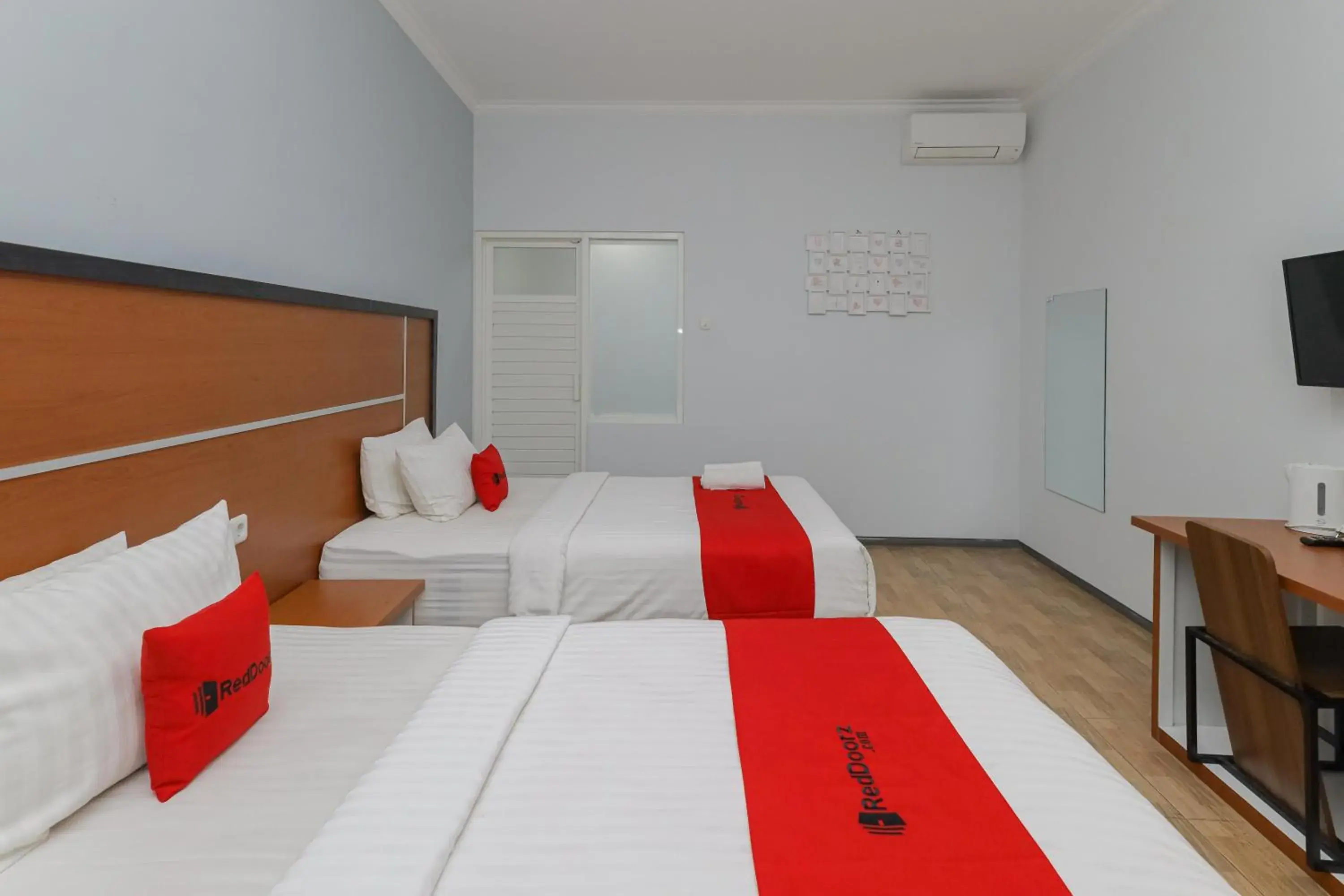 Superior Twin Room in RedDoorz Plus At Swun Stay Raya Langsep Superior Twin Room in RedDoorz Plus At Swun Stay Raya Langsep