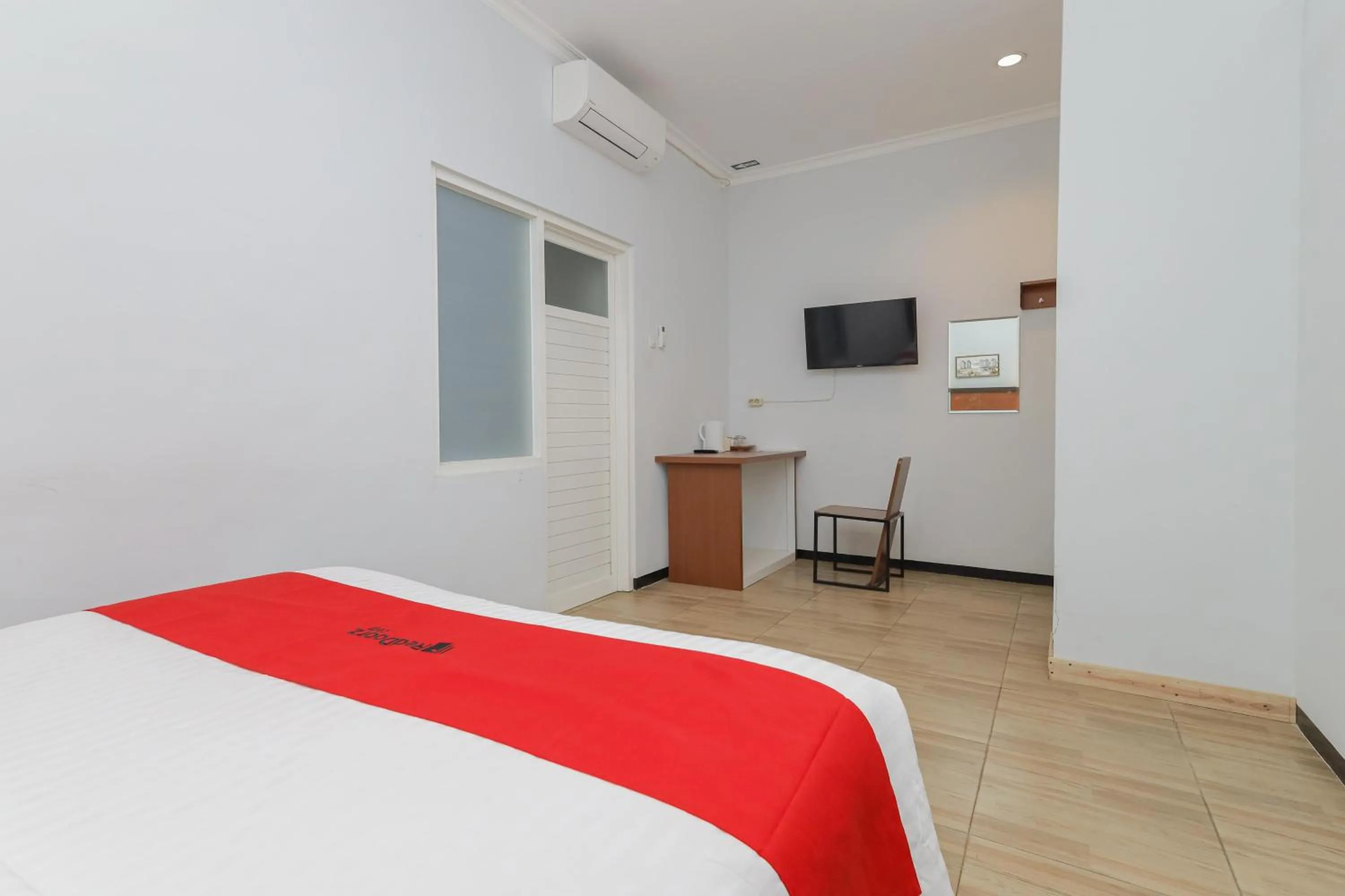 Bedroom, Bed in RedDoorz Plus At Swun Stay Raya Langsep