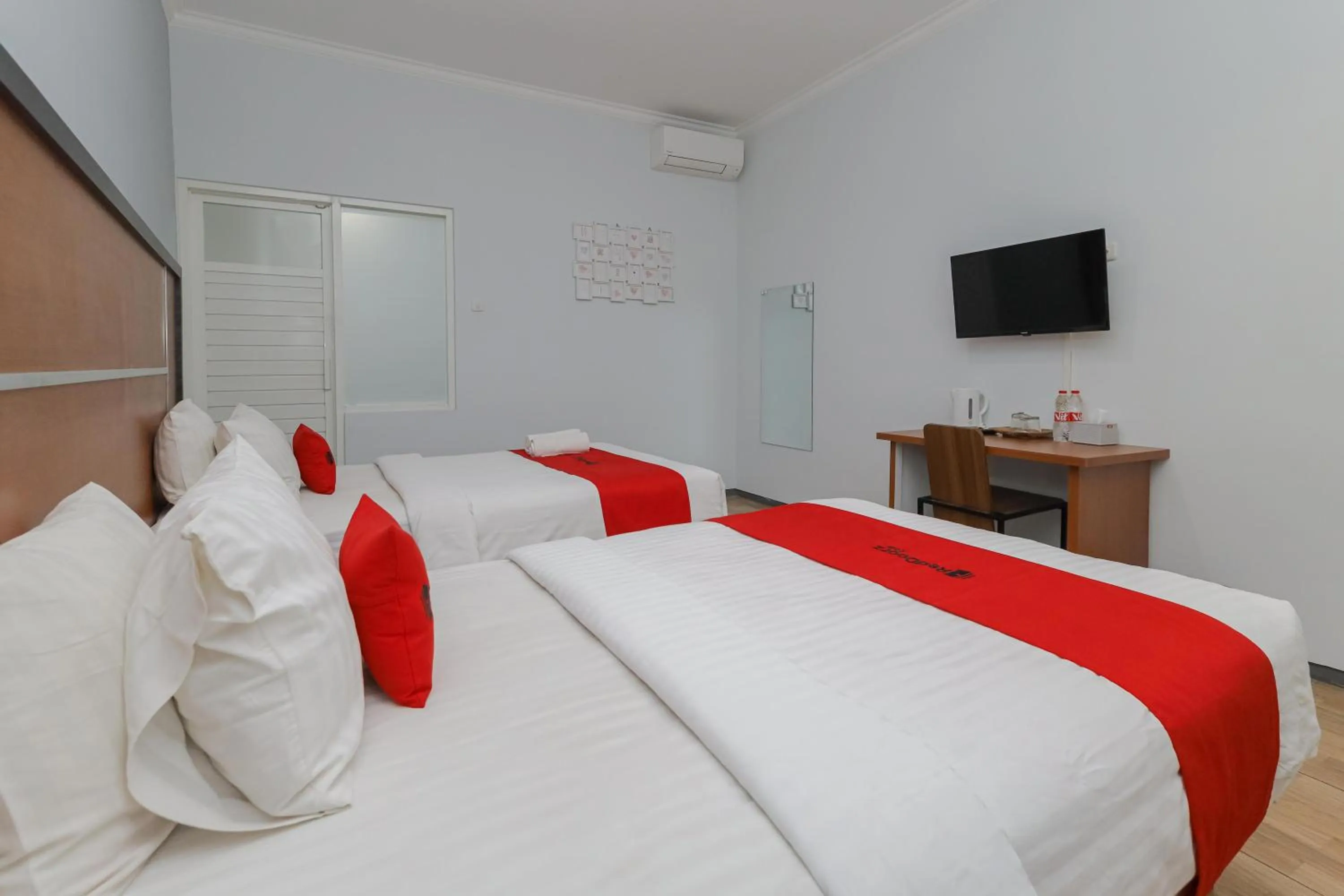Bedroom, Bed in RedDoorz Plus At Swun Stay Raya Langsep
