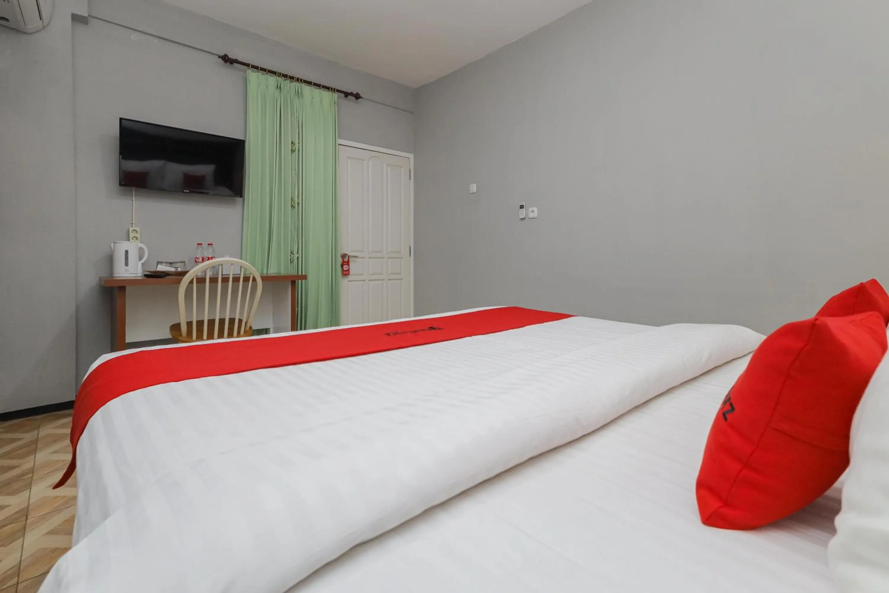 TV and multimedia, Bed in RedDoorz Plus At Swun Stay Raya Langsep