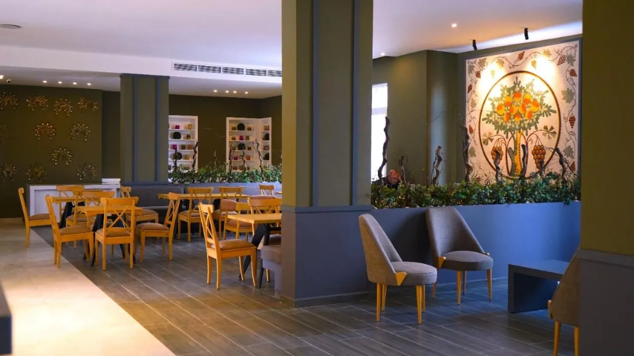 Restaurant/places to eat in Aitch Boutique Hotel - an LIH Hotel