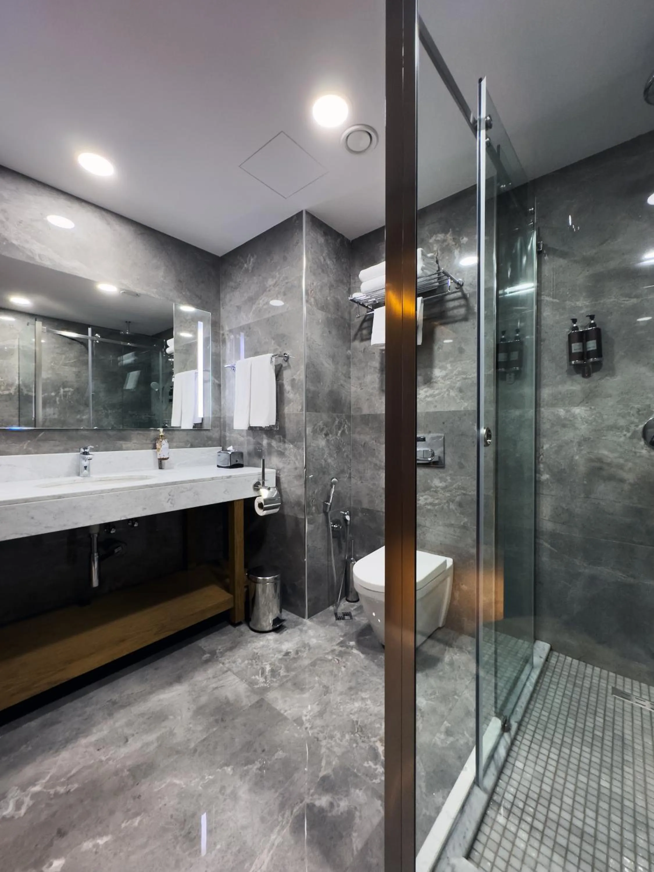 Shower in Marjan Plaza Hotel