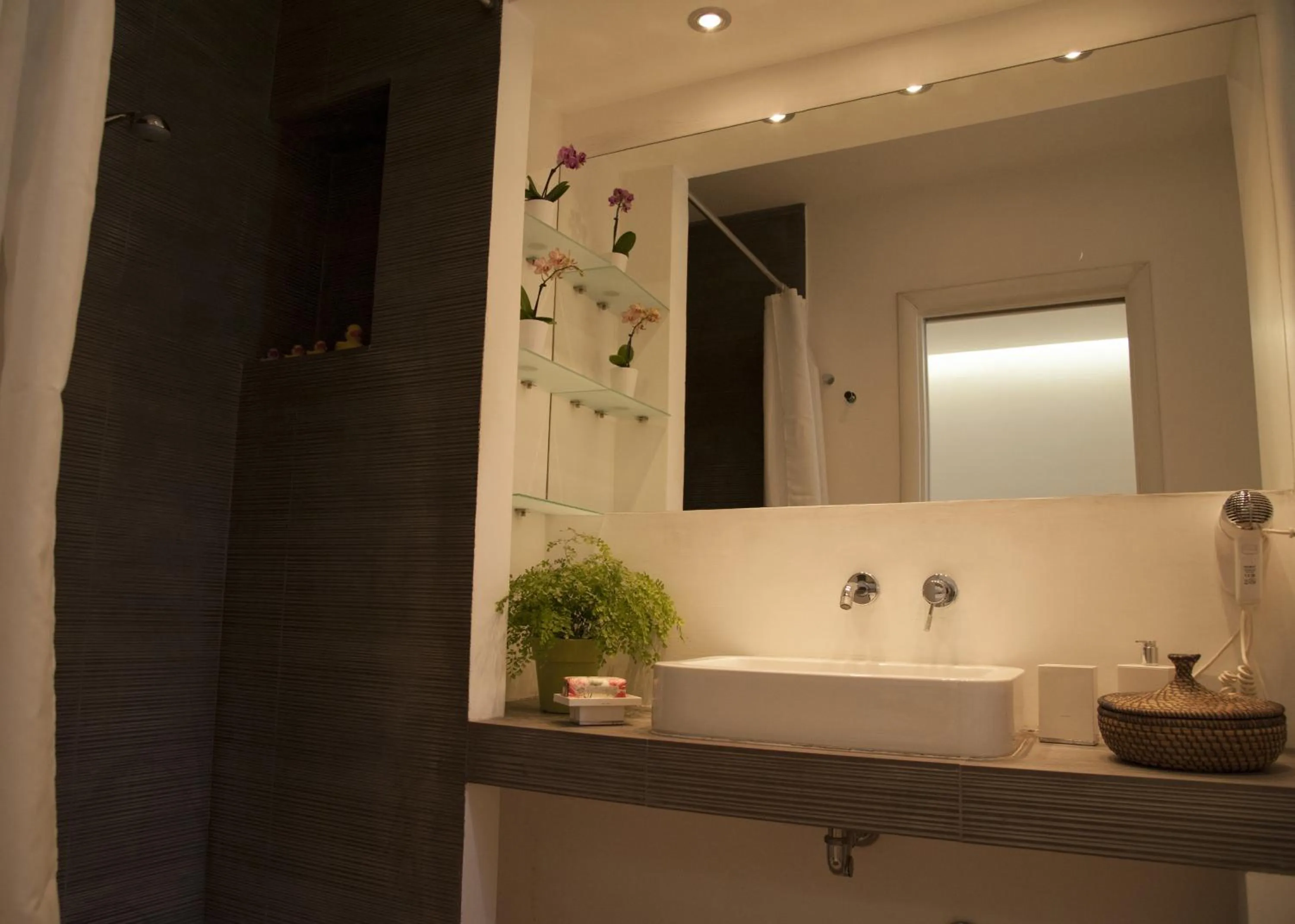 Bathroom in Center 2 Rooms B&b