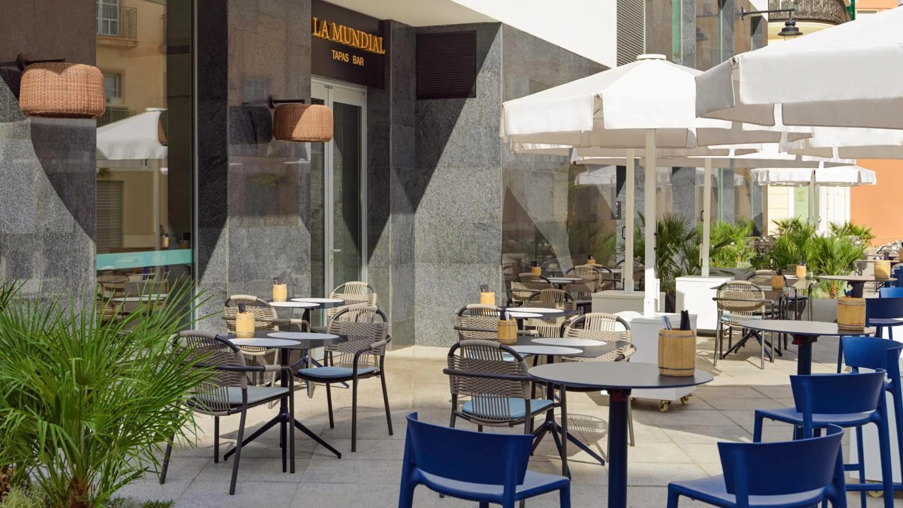 Lounge or bar in H10 Croma Málaga