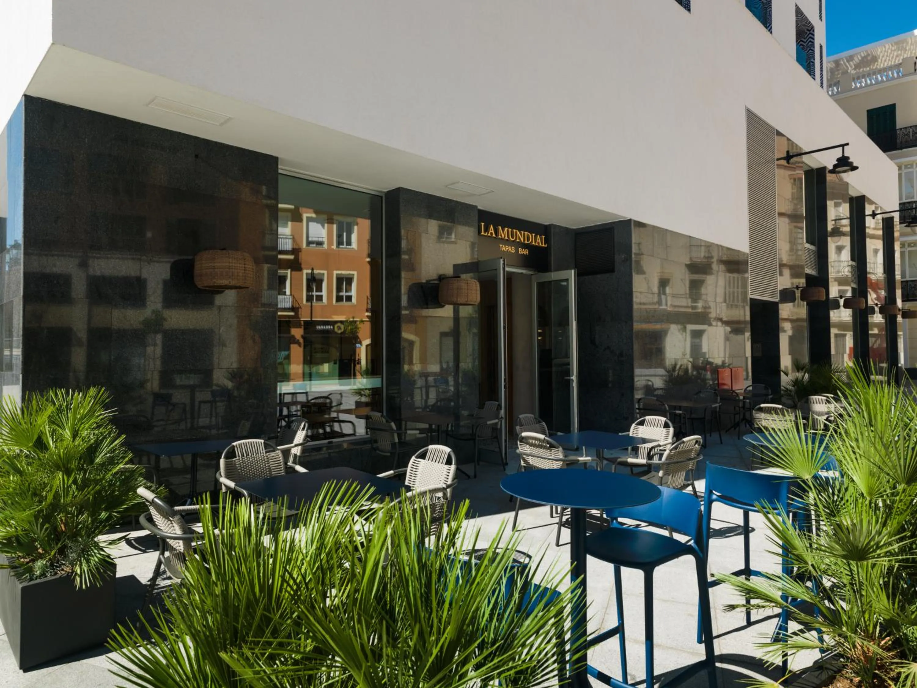 Lounge or bar in H10 Croma Málaga