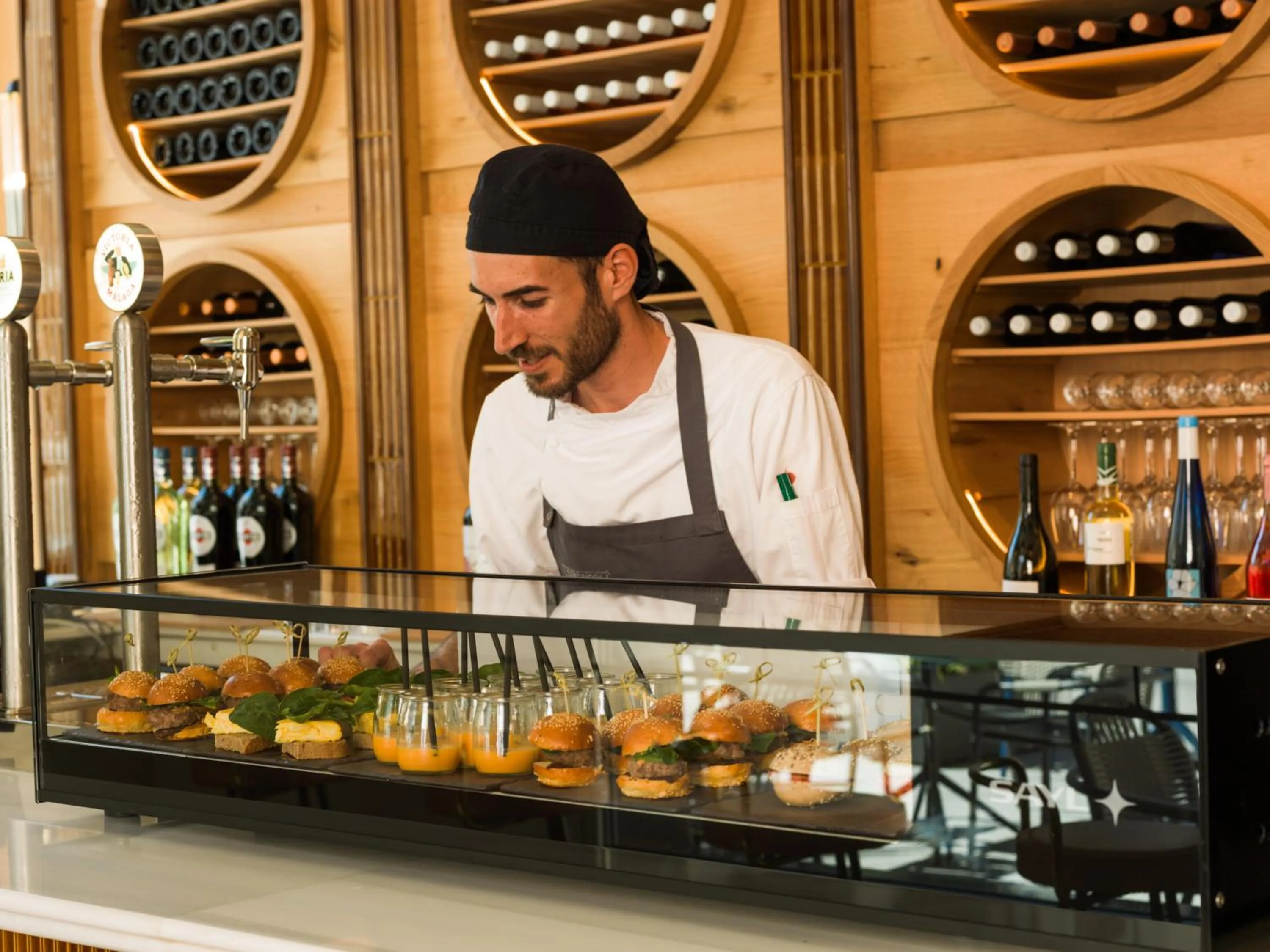 Lounge or bar in H10 Croma Málaga