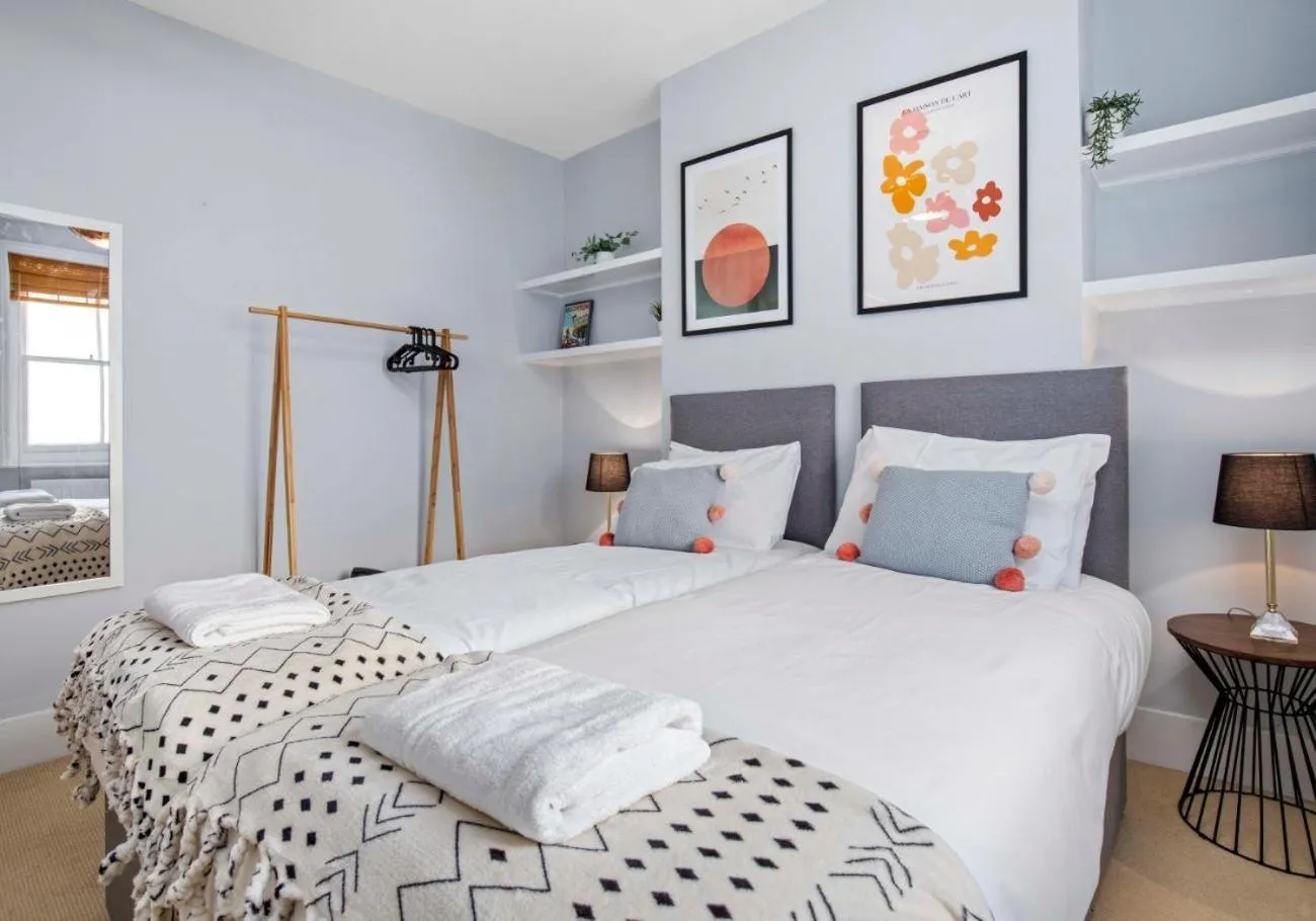 Other, Bed in The Townhouse By My Getaways Free Parking