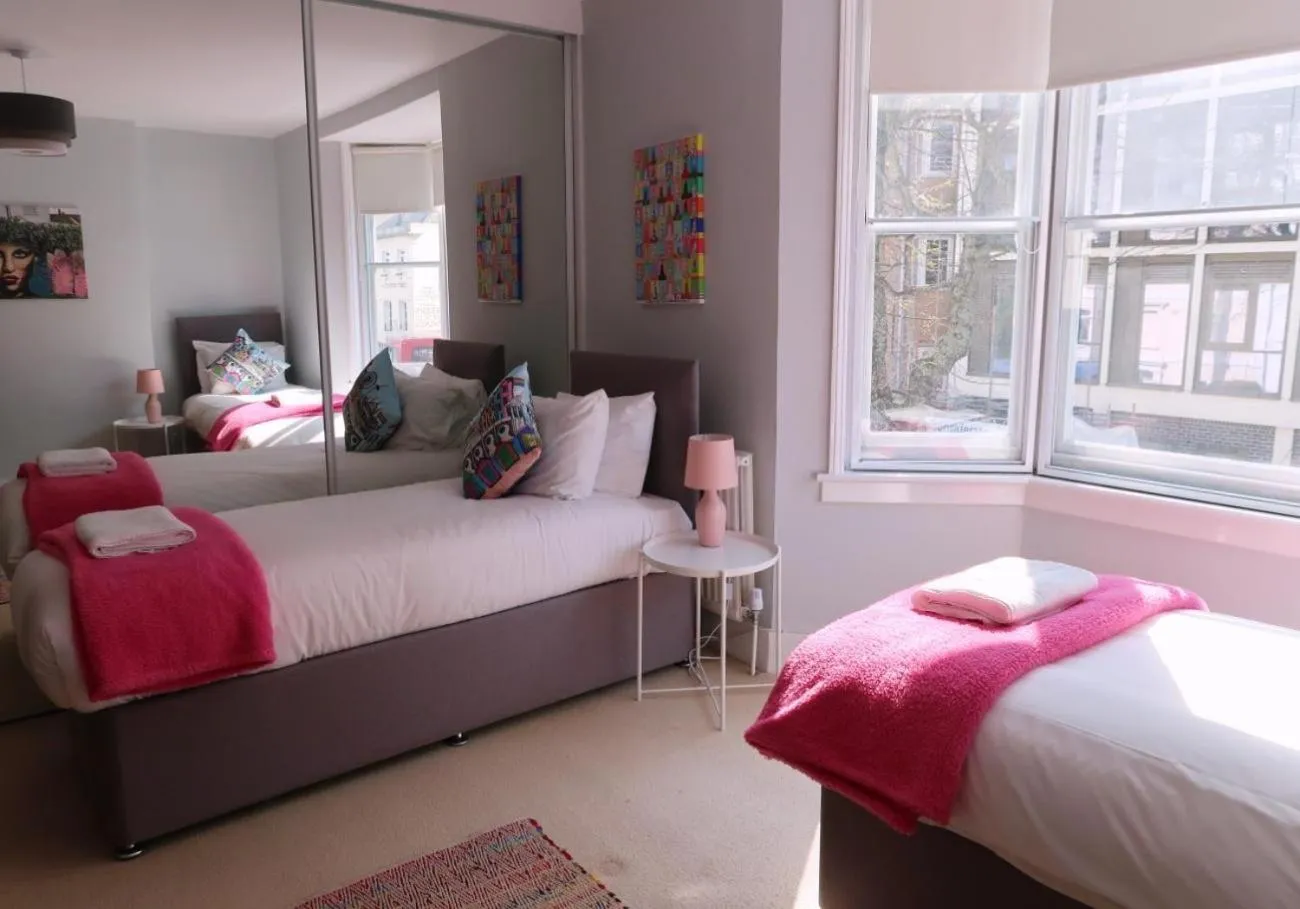 Other, Bed in The Townhouse By My Getaways Free Parking