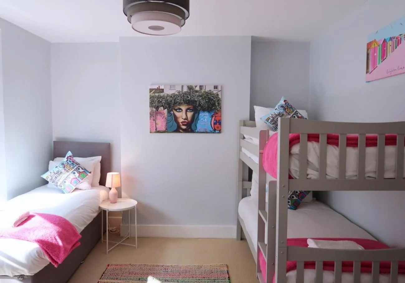 Other, Bed in The Townhouse By My Getaways Free Parking