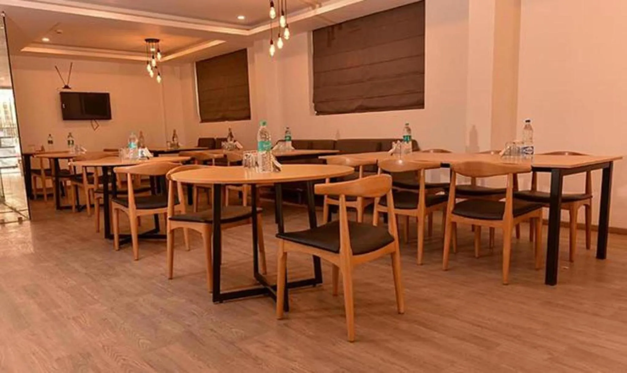 Restaurant/places to eat in FabHotel La Serene Punjabi Bagh