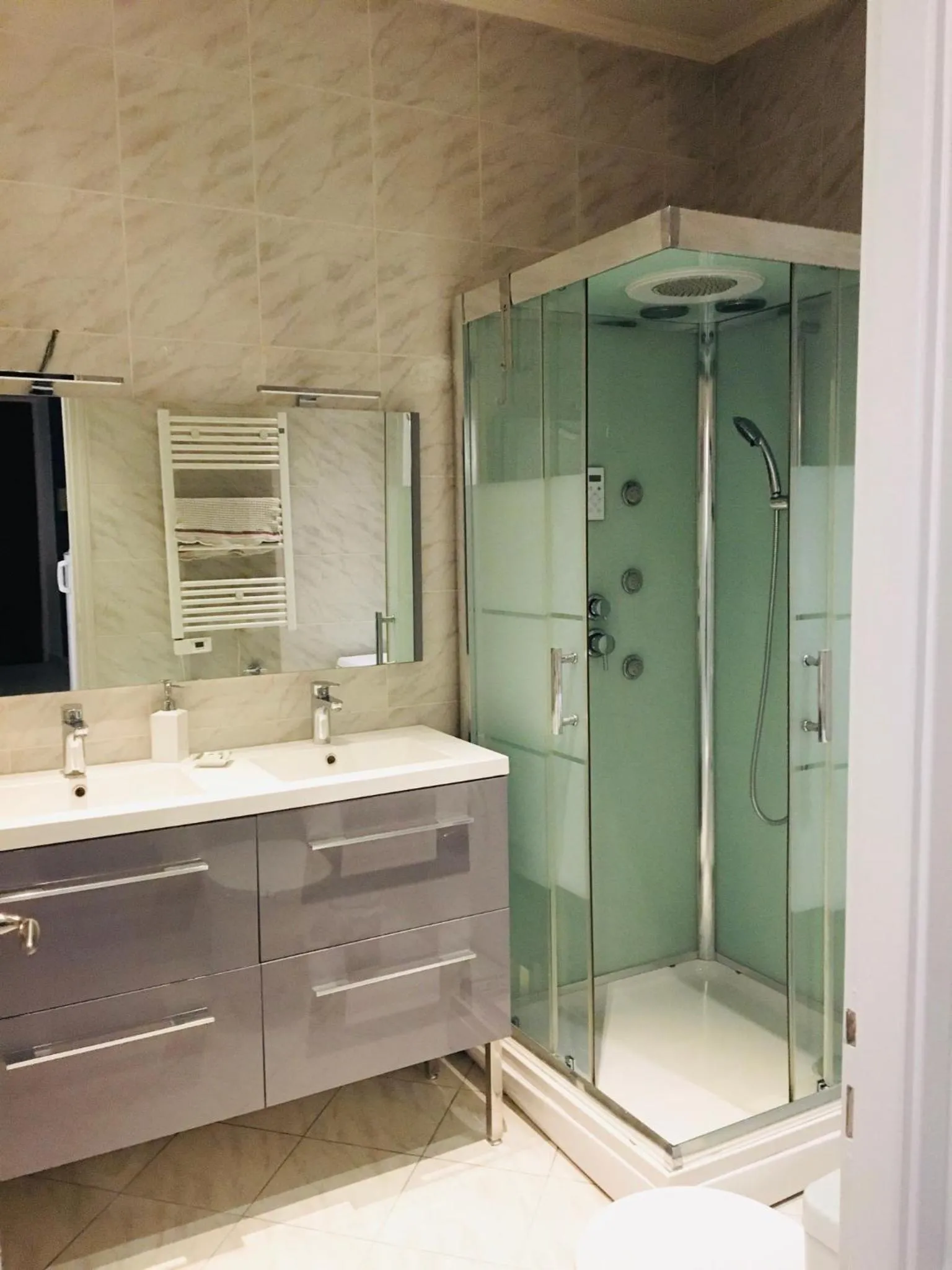 Shower in Un havre de paix et de calme en plein centre de Massena