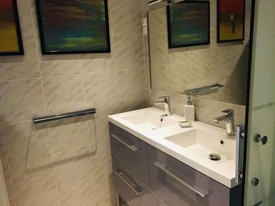 Bathroom in Un havre de paix et de calme en plein centre de Massena