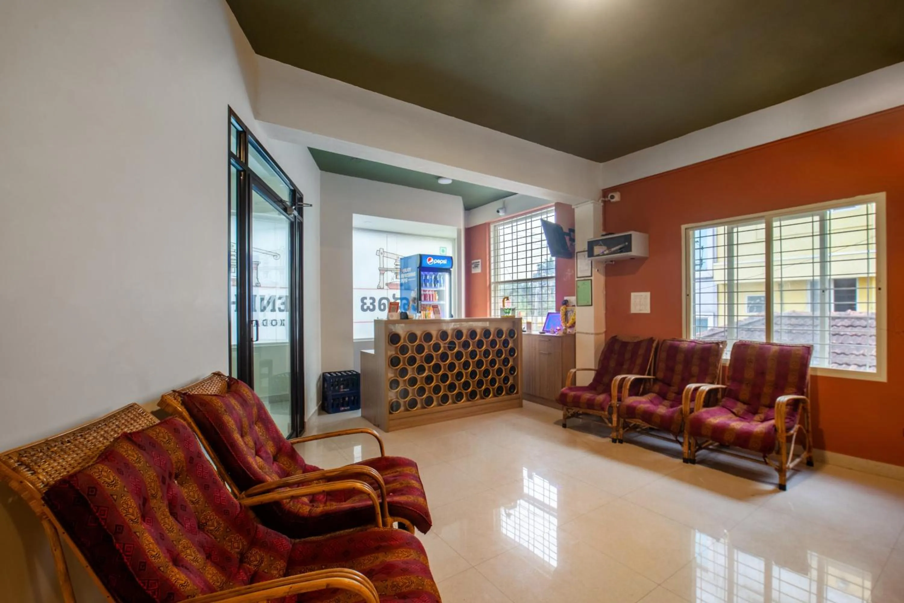 Restaurant/places to eat in Treebo Sans Sarav Kushalnagar