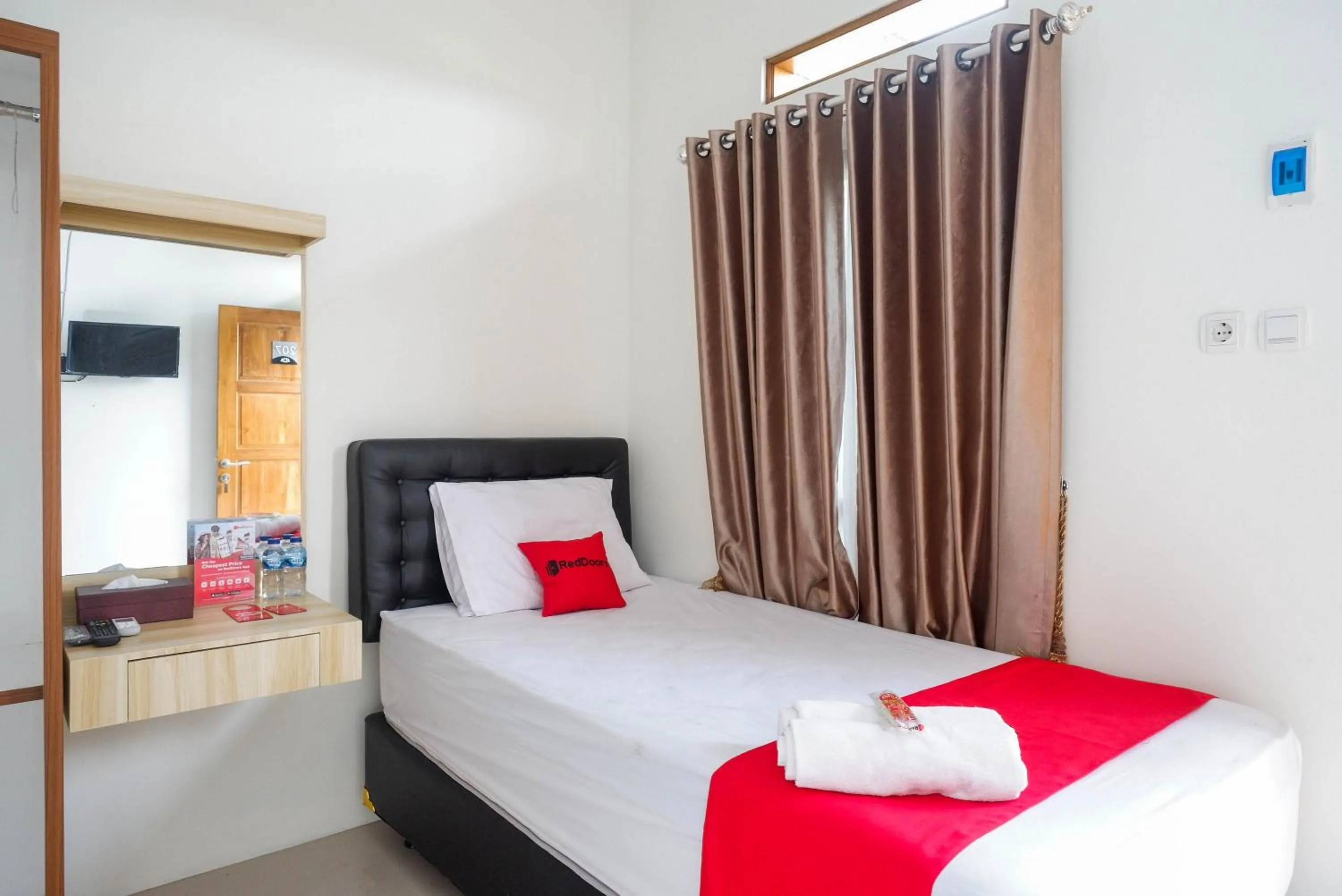 Bedroom, Bed in RedDoorz Syariah near RS Hermina Yogyakarta