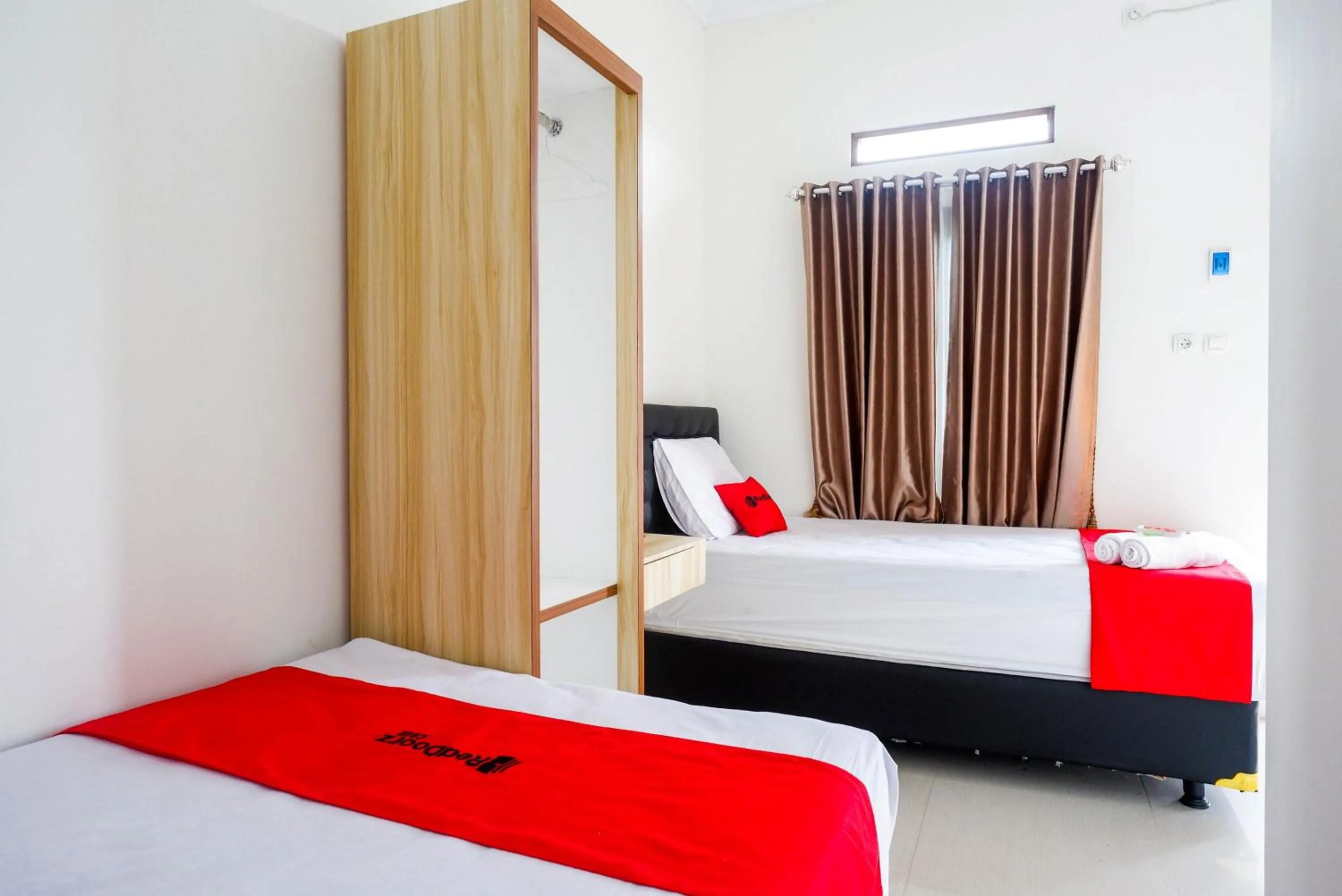 Bedroom, Bed in RedDoorz Syariah near RS Hermina Yogyakarta