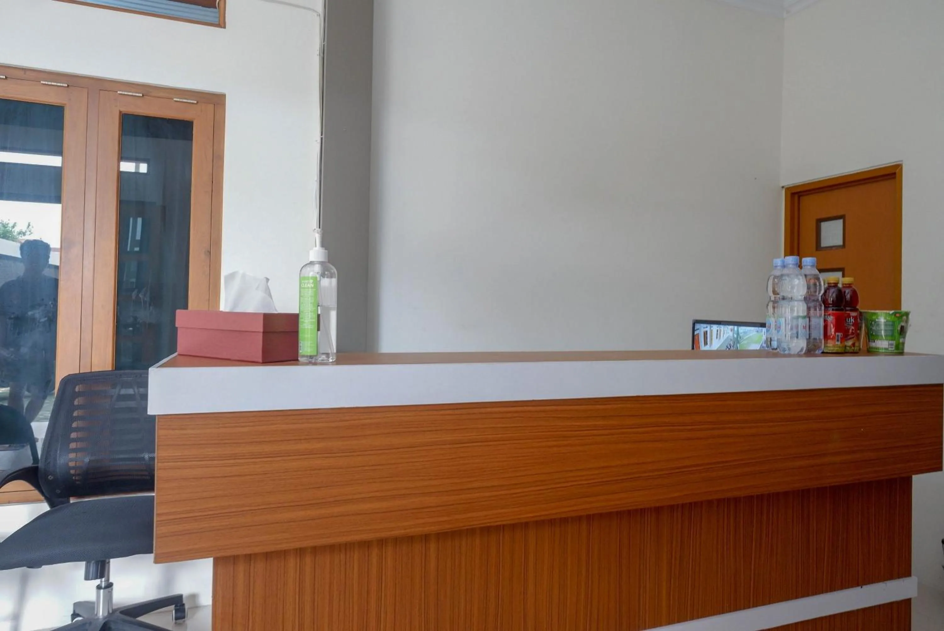 Lobby or reception in RedDoorz Syariah near RS Hermina Yogyakarta