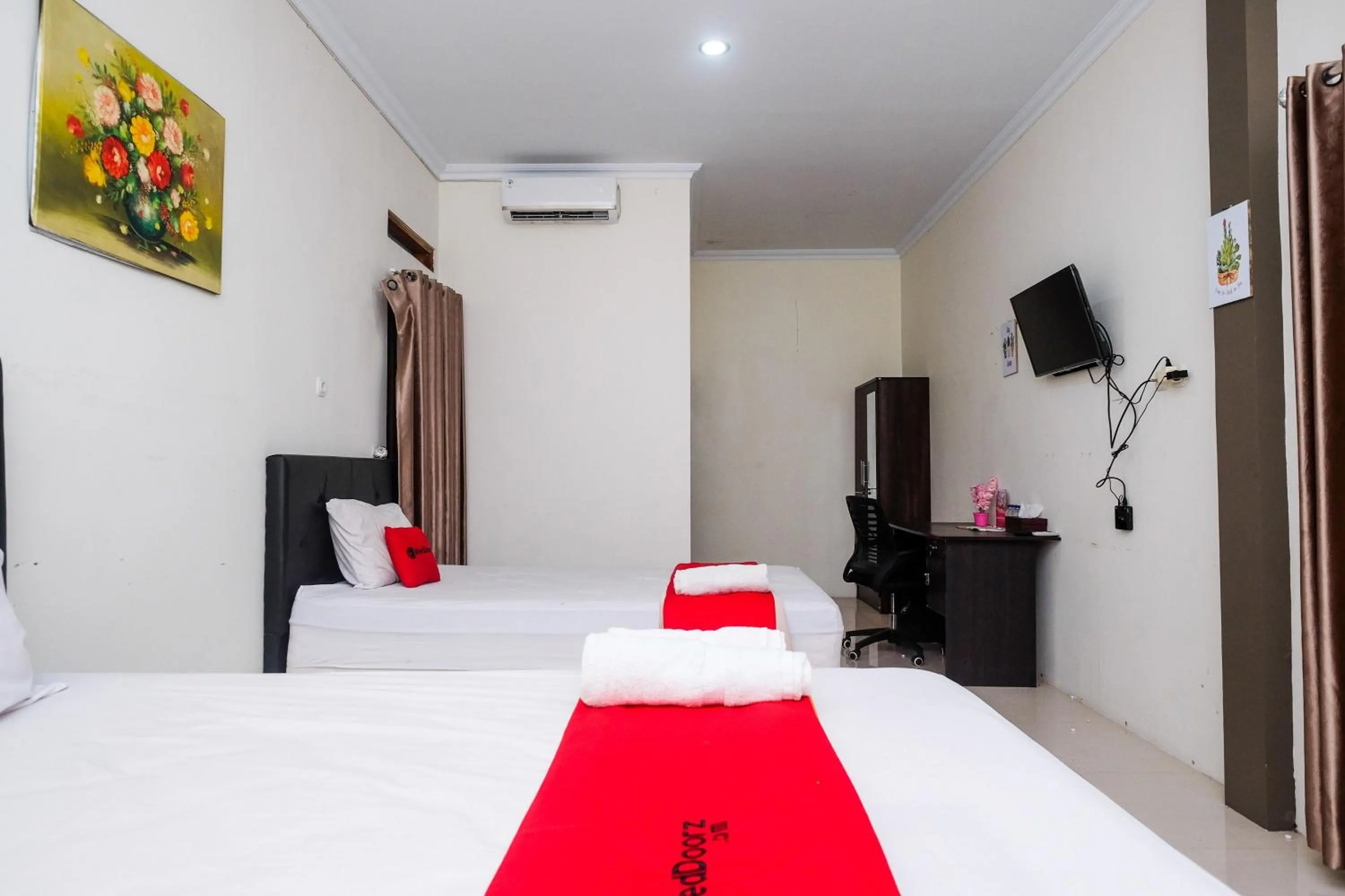 Bedroom, Bed in RedDoorz Syariah near RS Hermina Yogyakarta