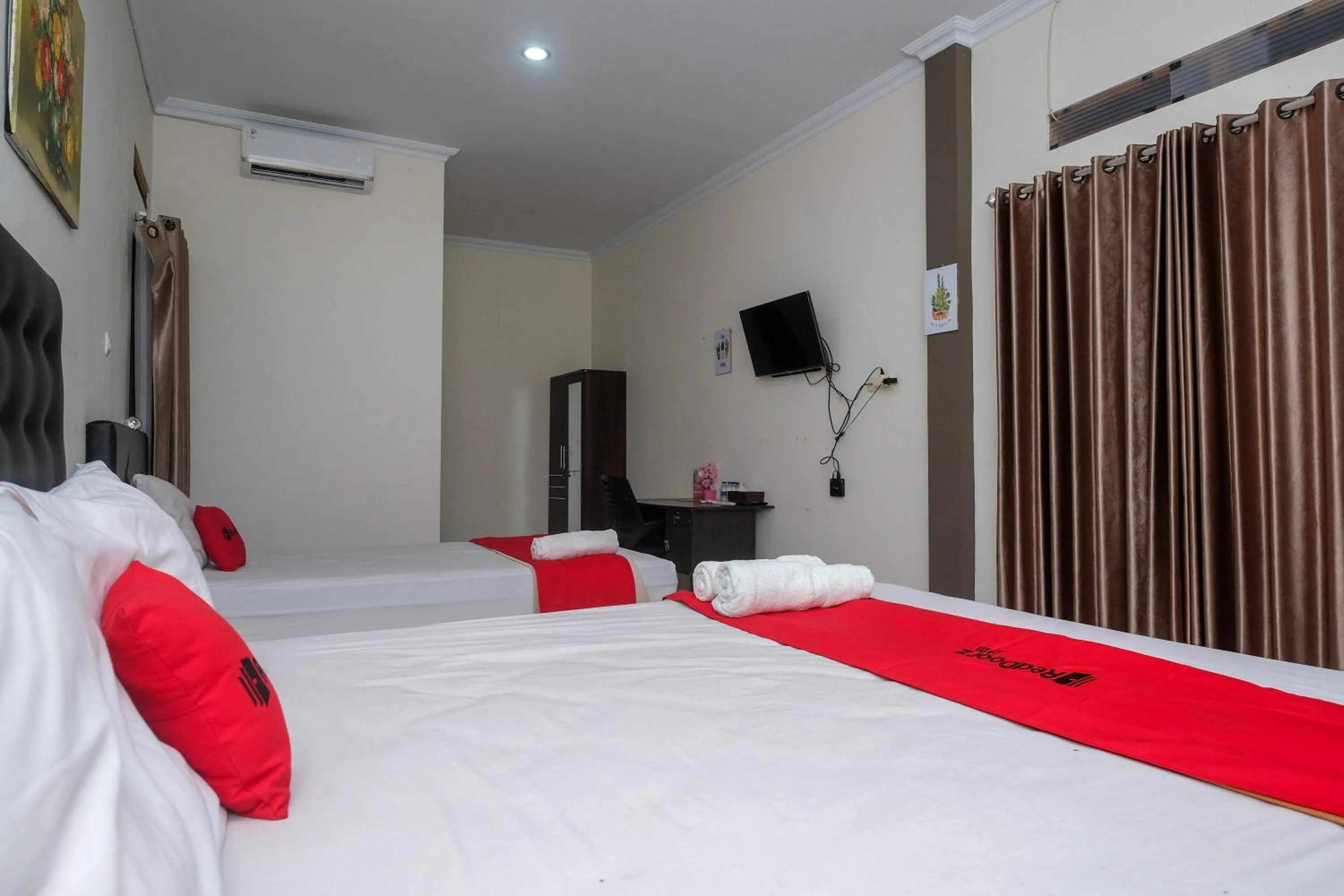 Bedroom, Bed in RedDoorz Syariah near RS Hermina Yogyakarta