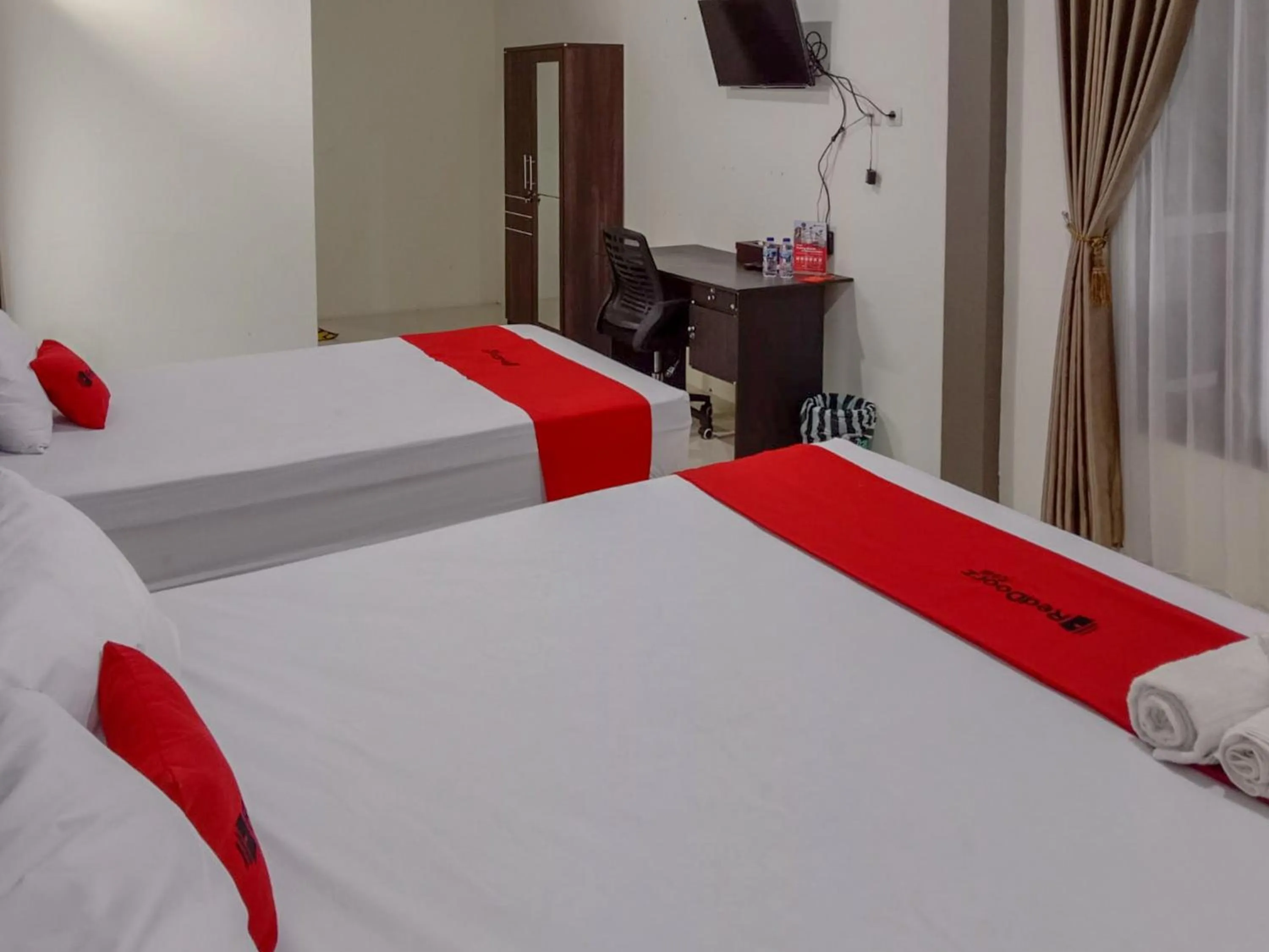 Bedroom, Bed in RedDoorz Syariah near RS Hermina Yogyakarta