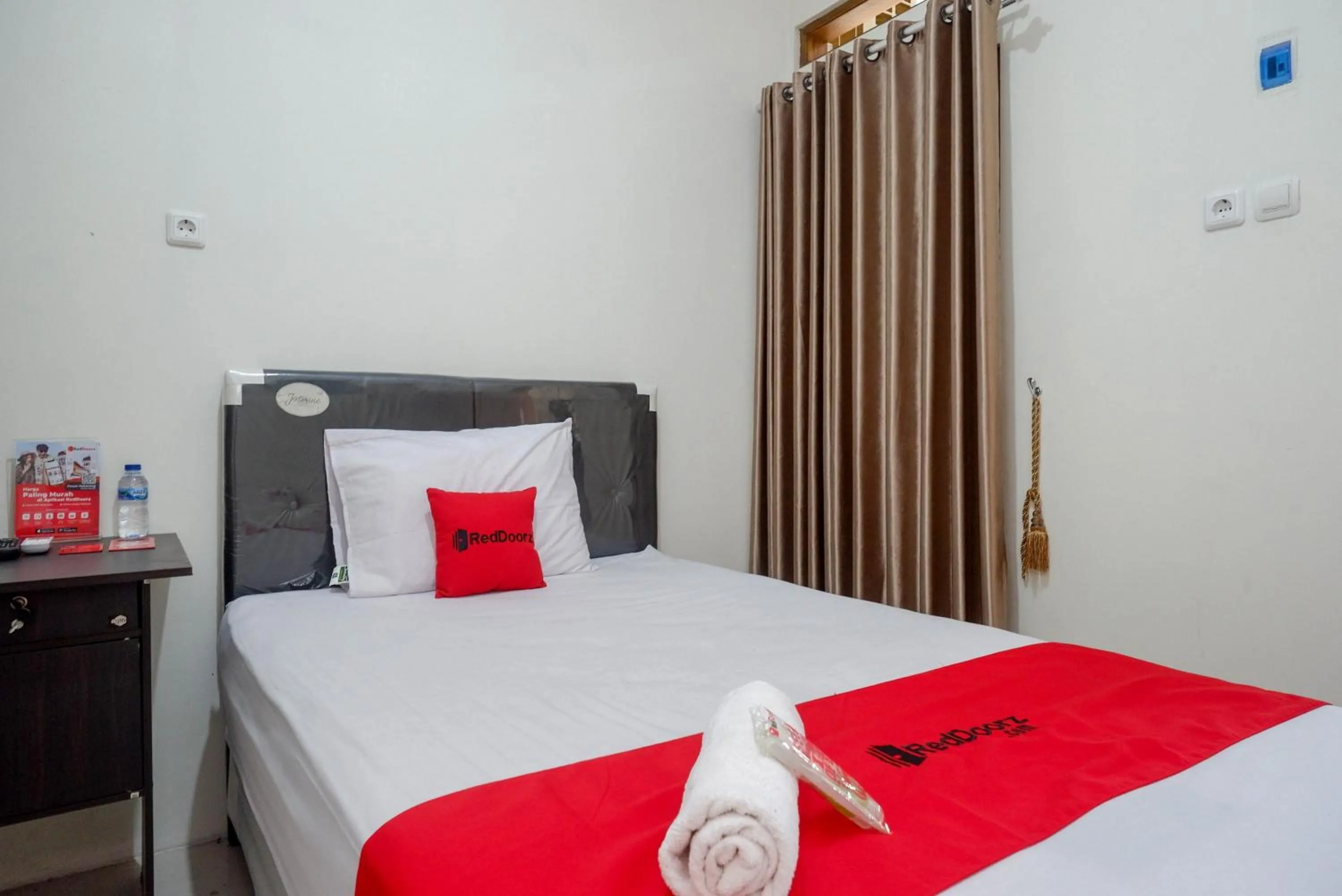 Bedroom, Bed in RedDoorz Syariah near RS Hermina Yogyakarta