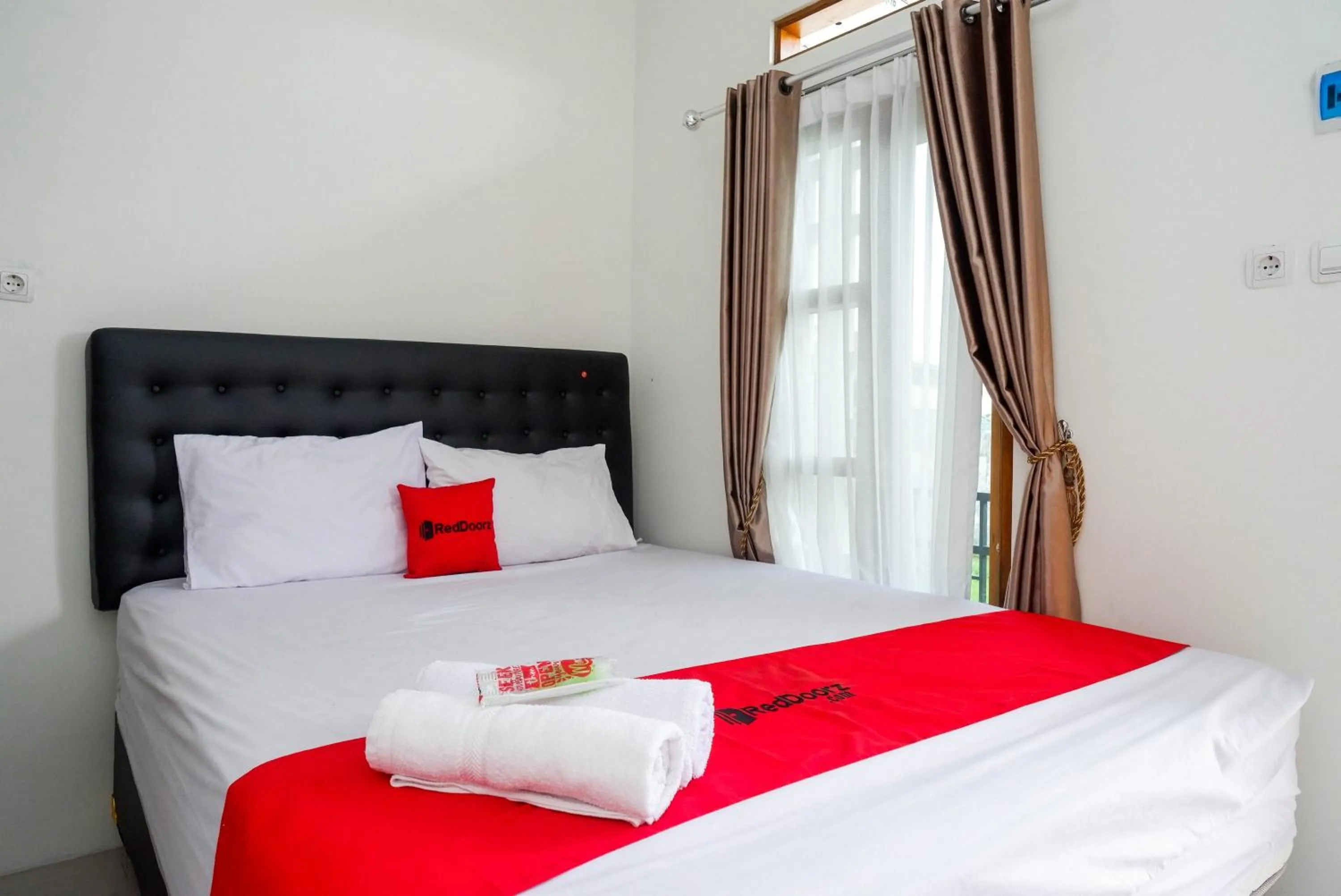 Bedroom, Bed in RedDoorz Syariah near RS Hermina Yogyakarta