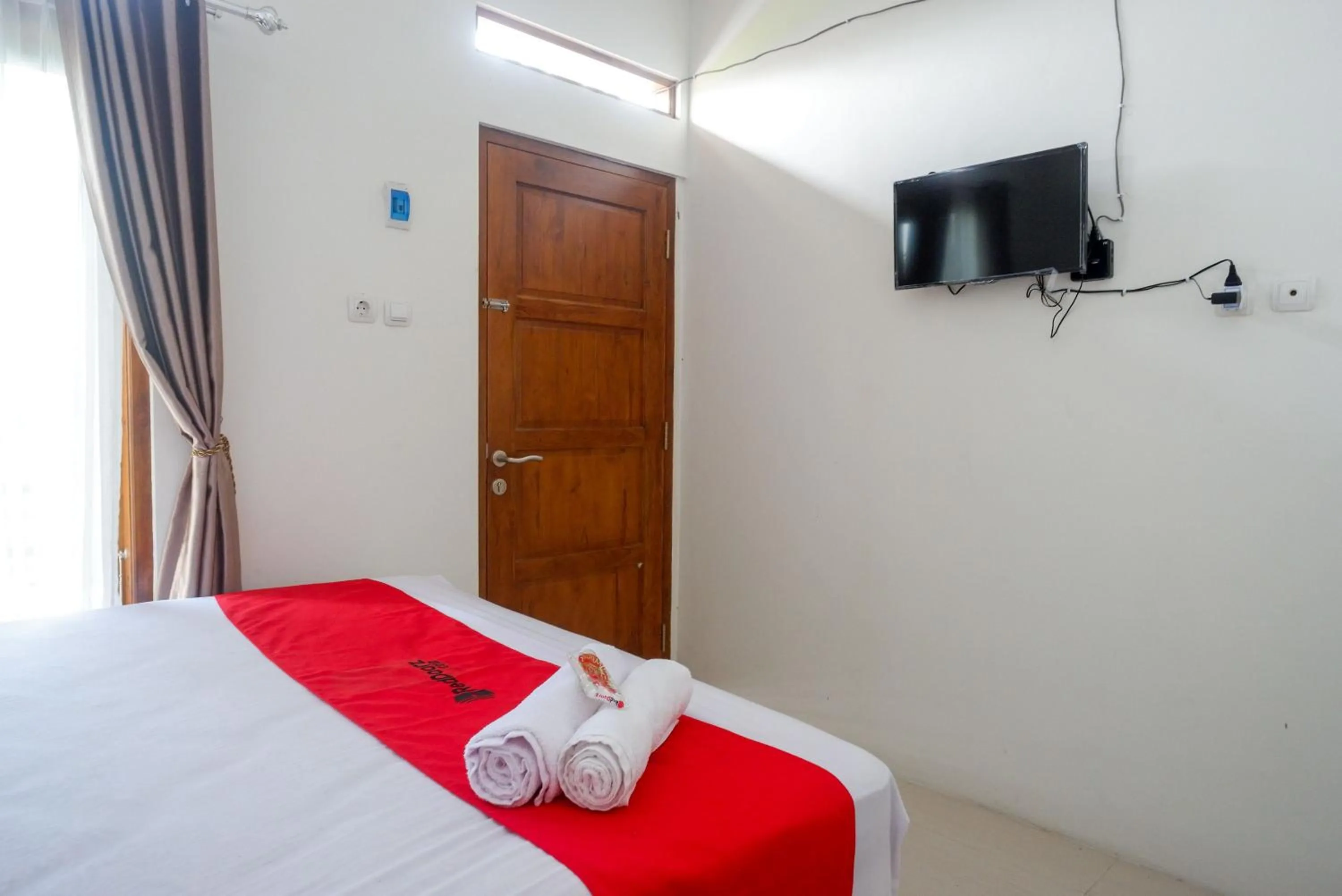Bedroom, Bed in RedDoorz Syariah near RS Hermina Yogyakarta