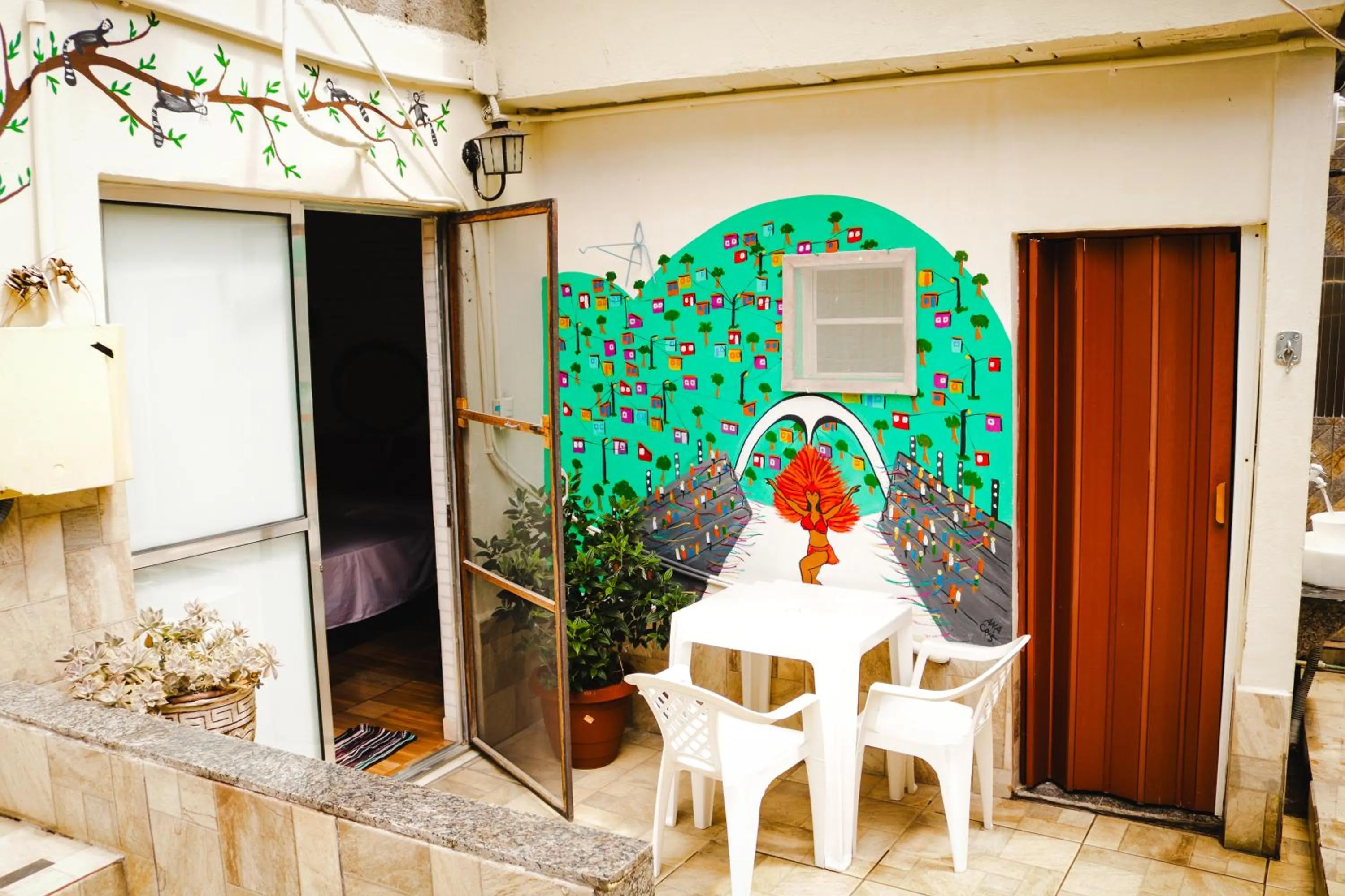 Property building in Casa da Cacaia e do Henrique
