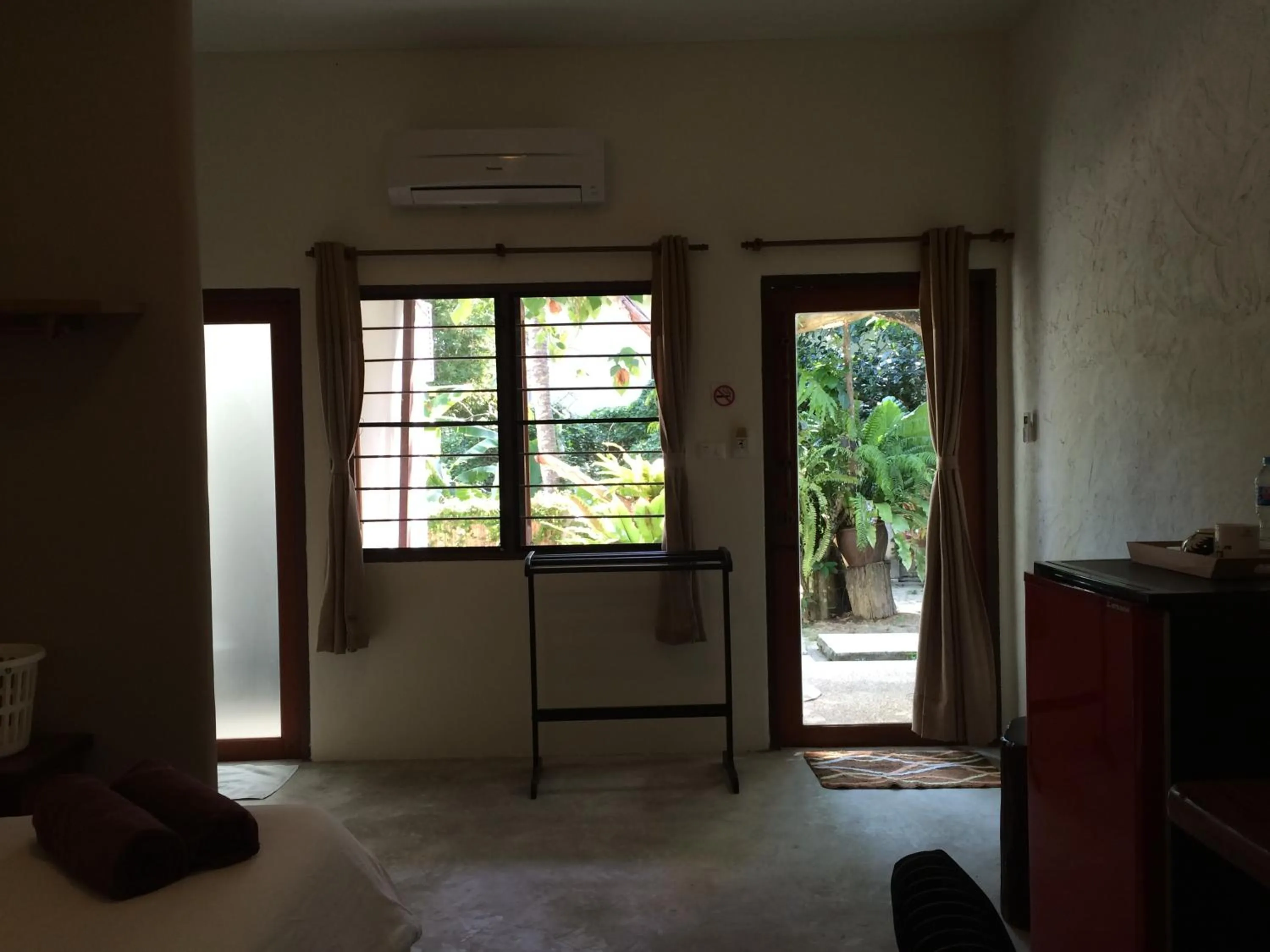 Photo of the whole room in Fern House Retreat