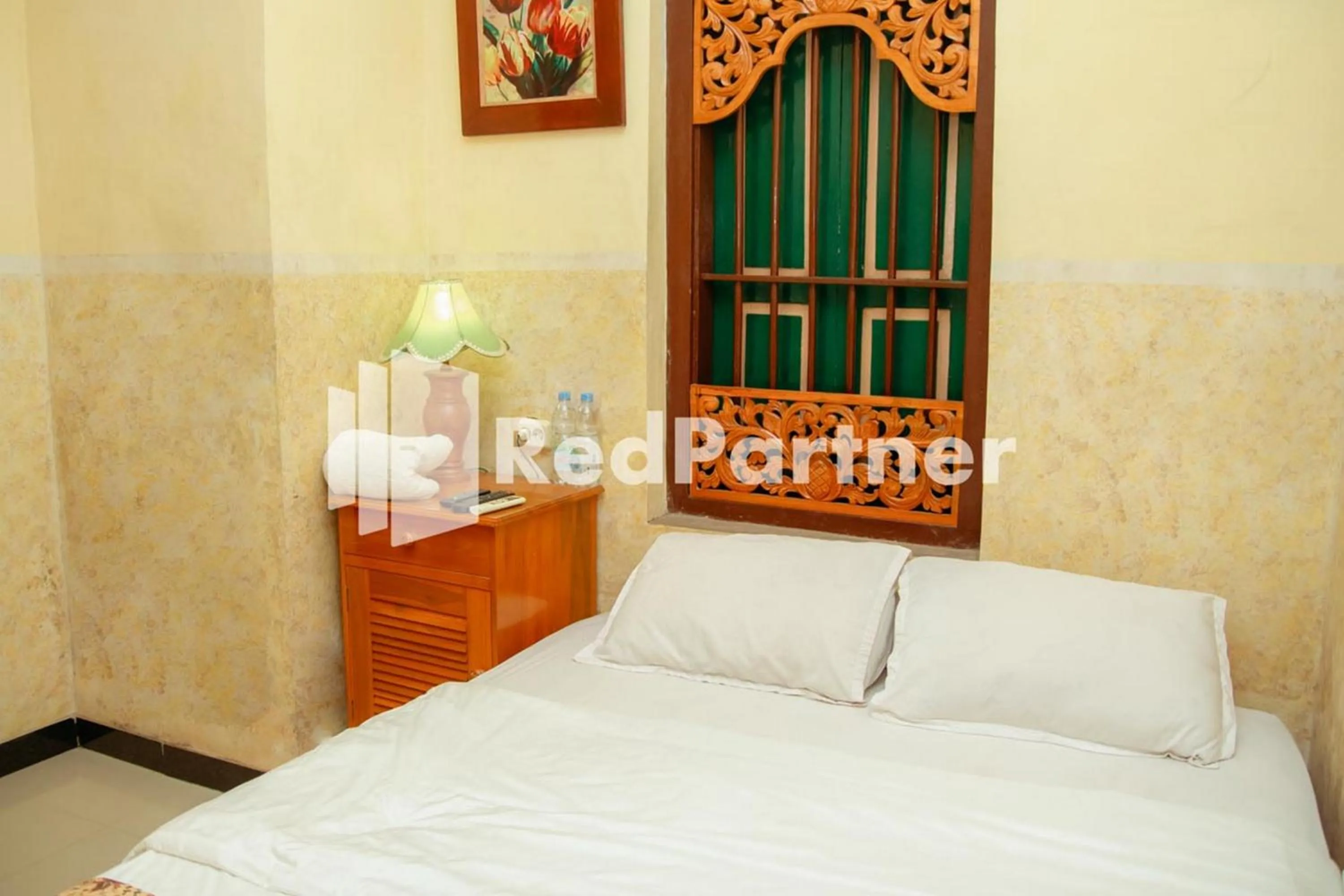 Bedroom, Bed in Flamboyan Asri Syariah Mitra RedDoorz near Kampung Inggris Pare