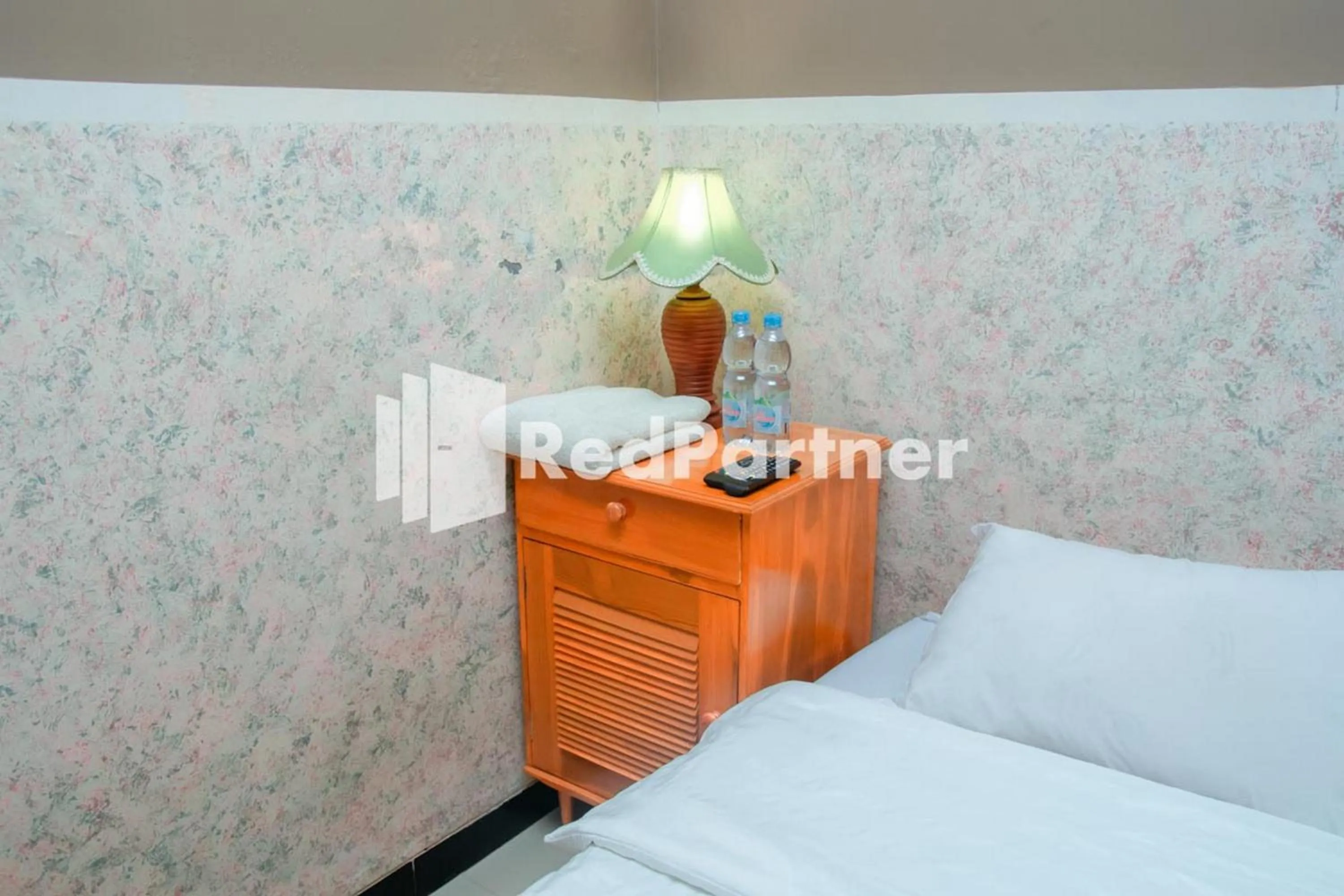 Bedroom, Bed in Flamboyan Asri Syariah Mitra RedDoorz near Kampung Inggris Pare