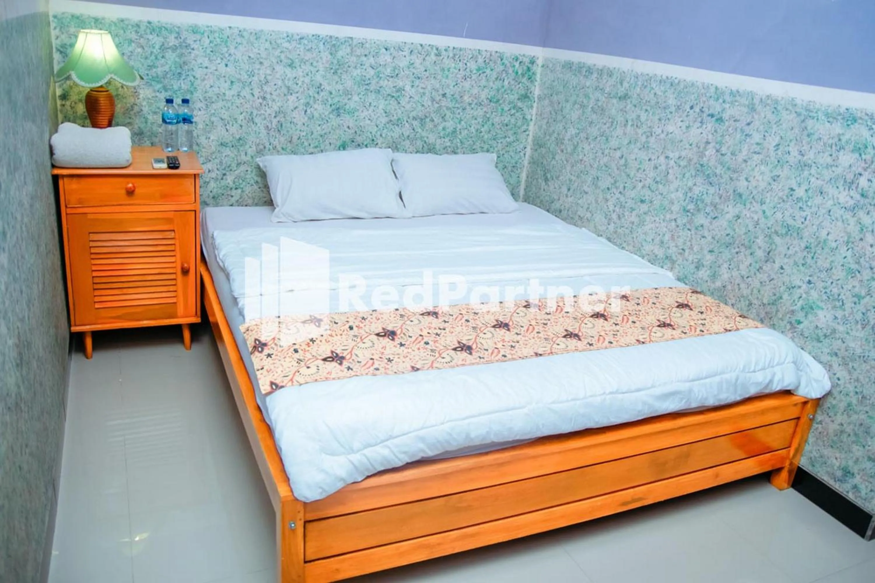 Bedroom, Bed in Flamboyan Asri Syariah Mitra RedDoorz near Kampung Inggris Pare