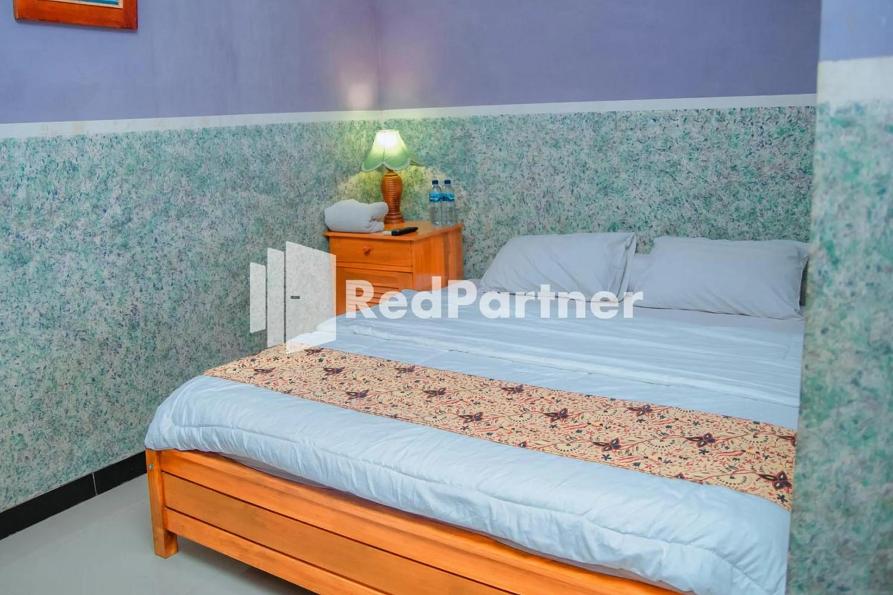 Bedroom, Bed in Flamboyan Asri Syariah Mitra RedDoorz near Kampung Inggris Pare