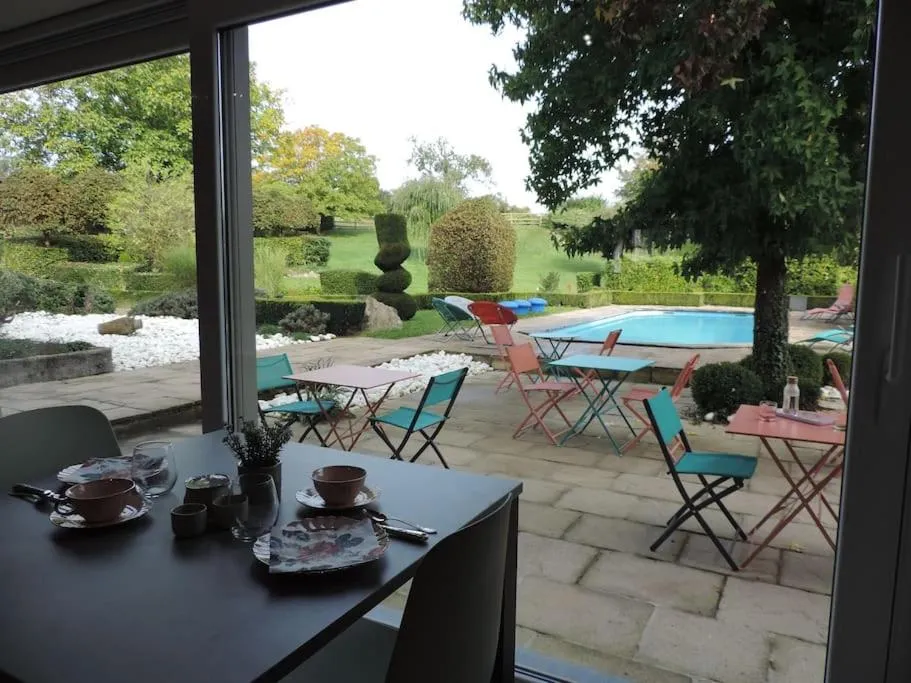 Pool view in Au bout de mes rêves