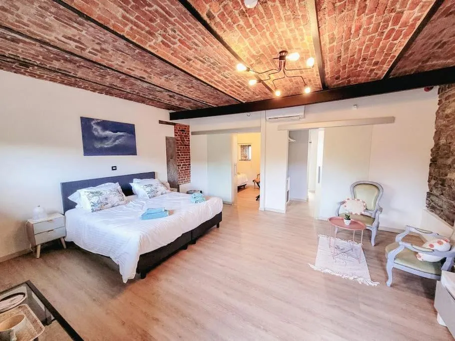 Photo of the whole room, Bed in Au bout de mes rêves