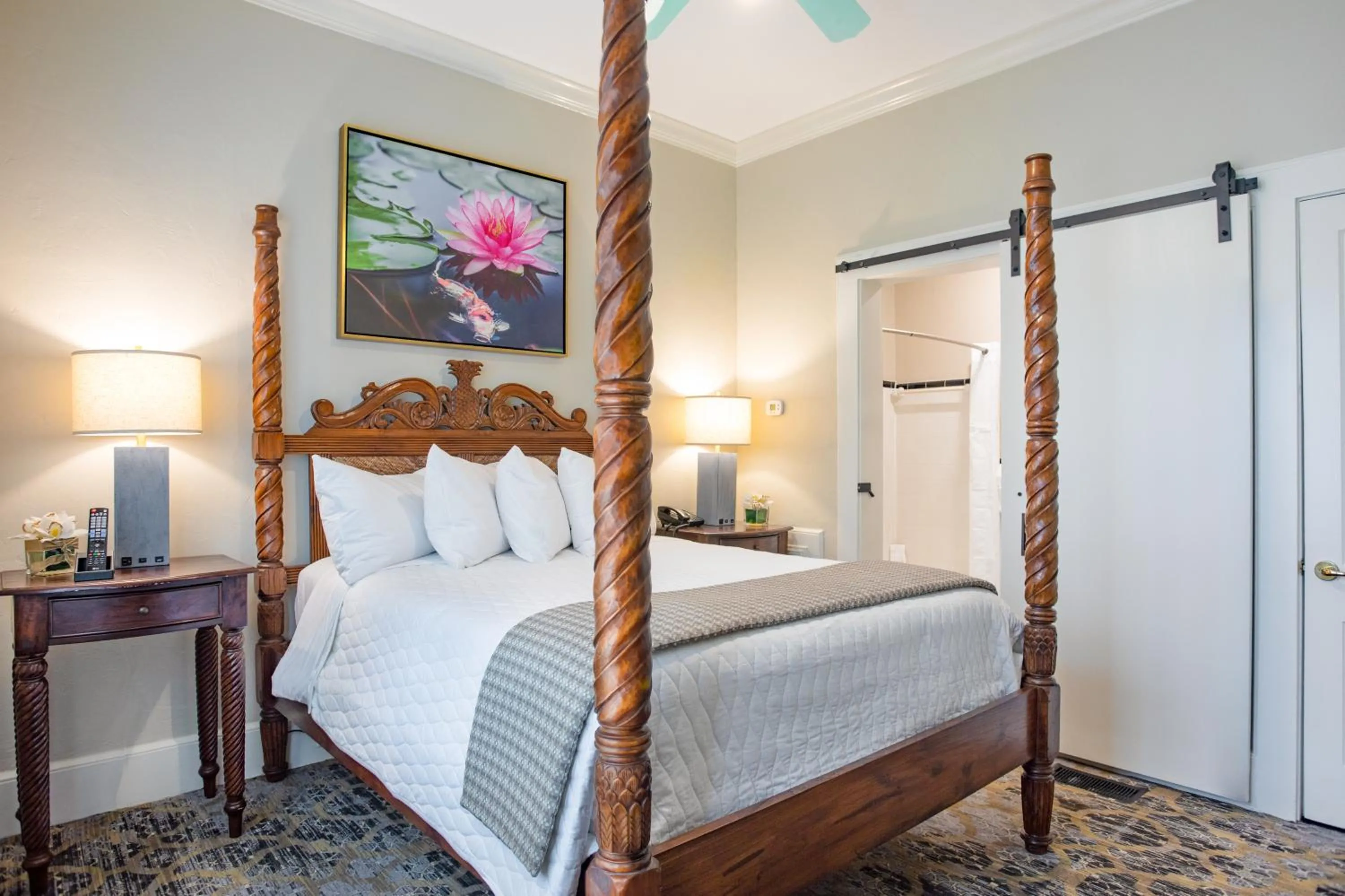 Bedroom, Bed in Shangri-La Springs