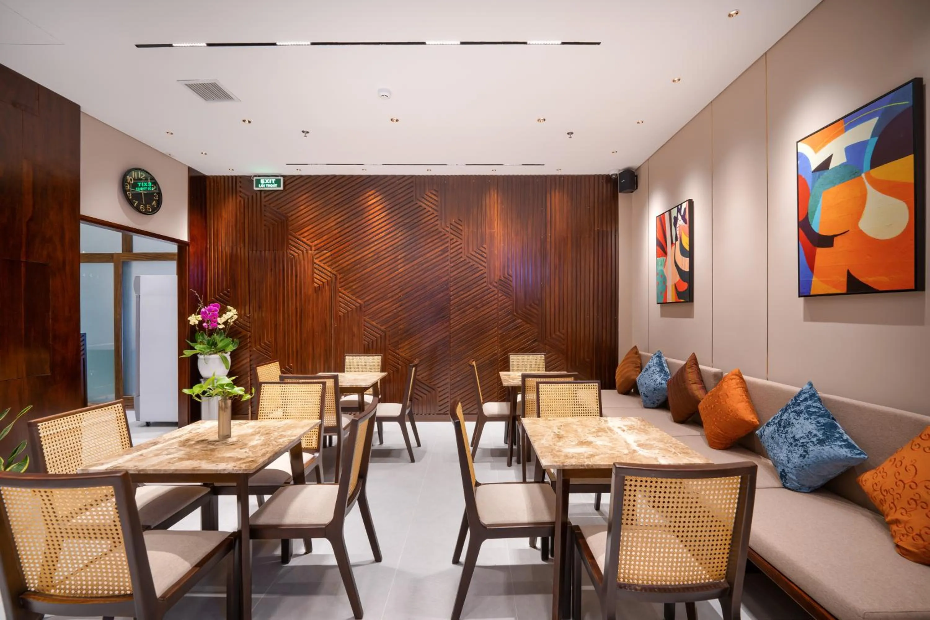 Restaurant/places to eat in The Dream Suite