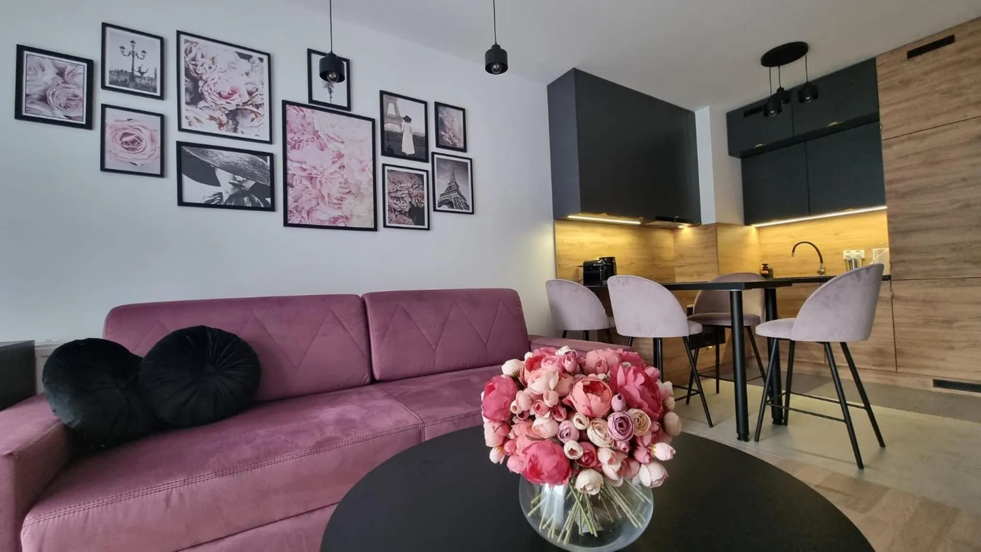 Kitchen or kitchenette in NOOK NOOK Apartments Bytkowska 103