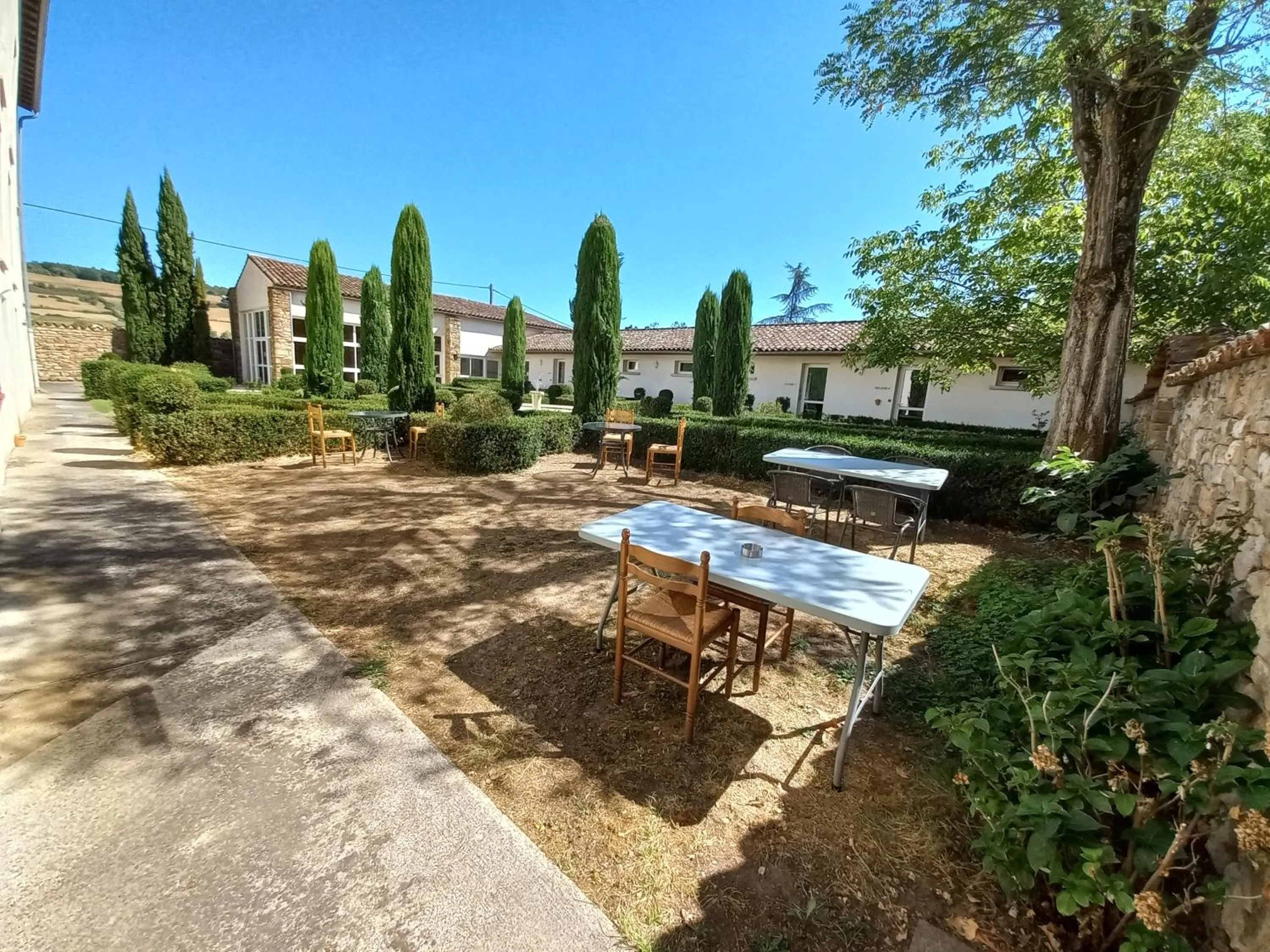 Patio in Contact Hôtel La Métairie