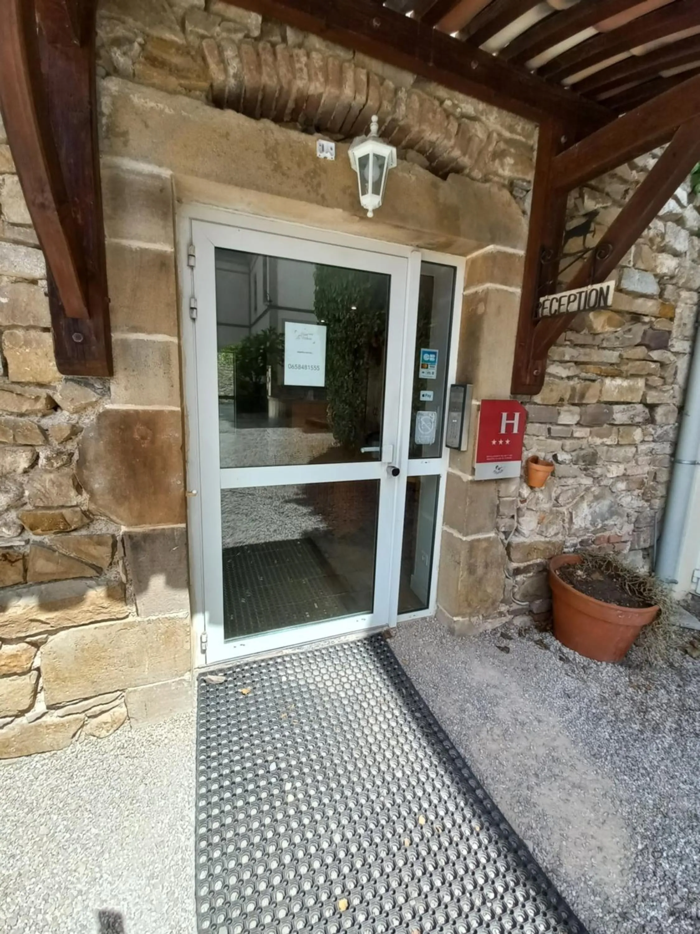 Property building in Contact Hôtel La Métairie