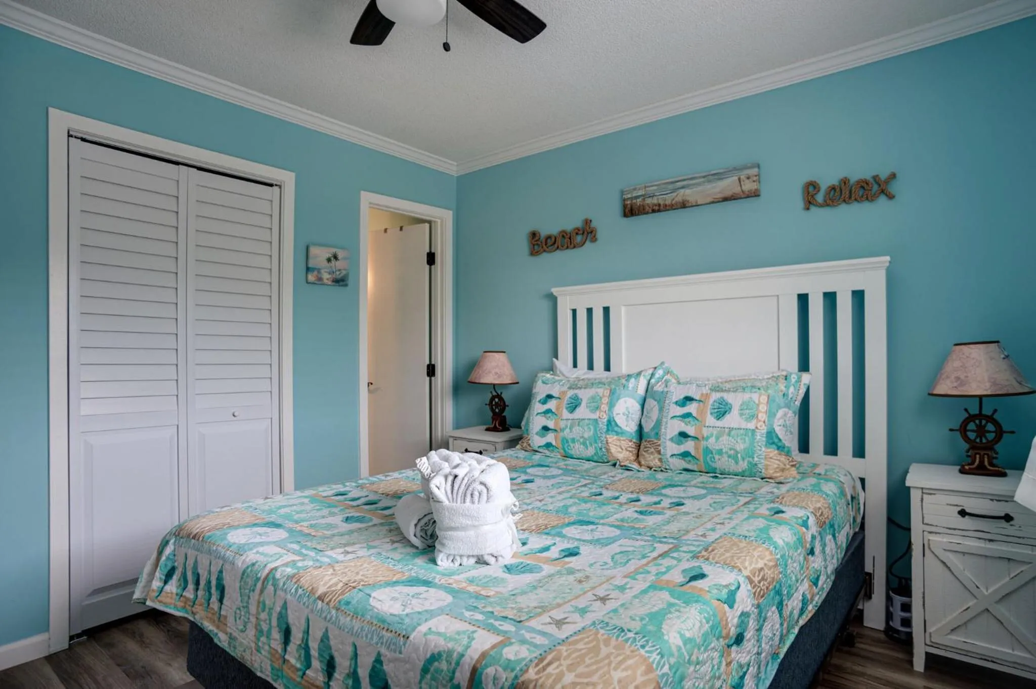 Bedroom, Bed in The Rustic Anchor