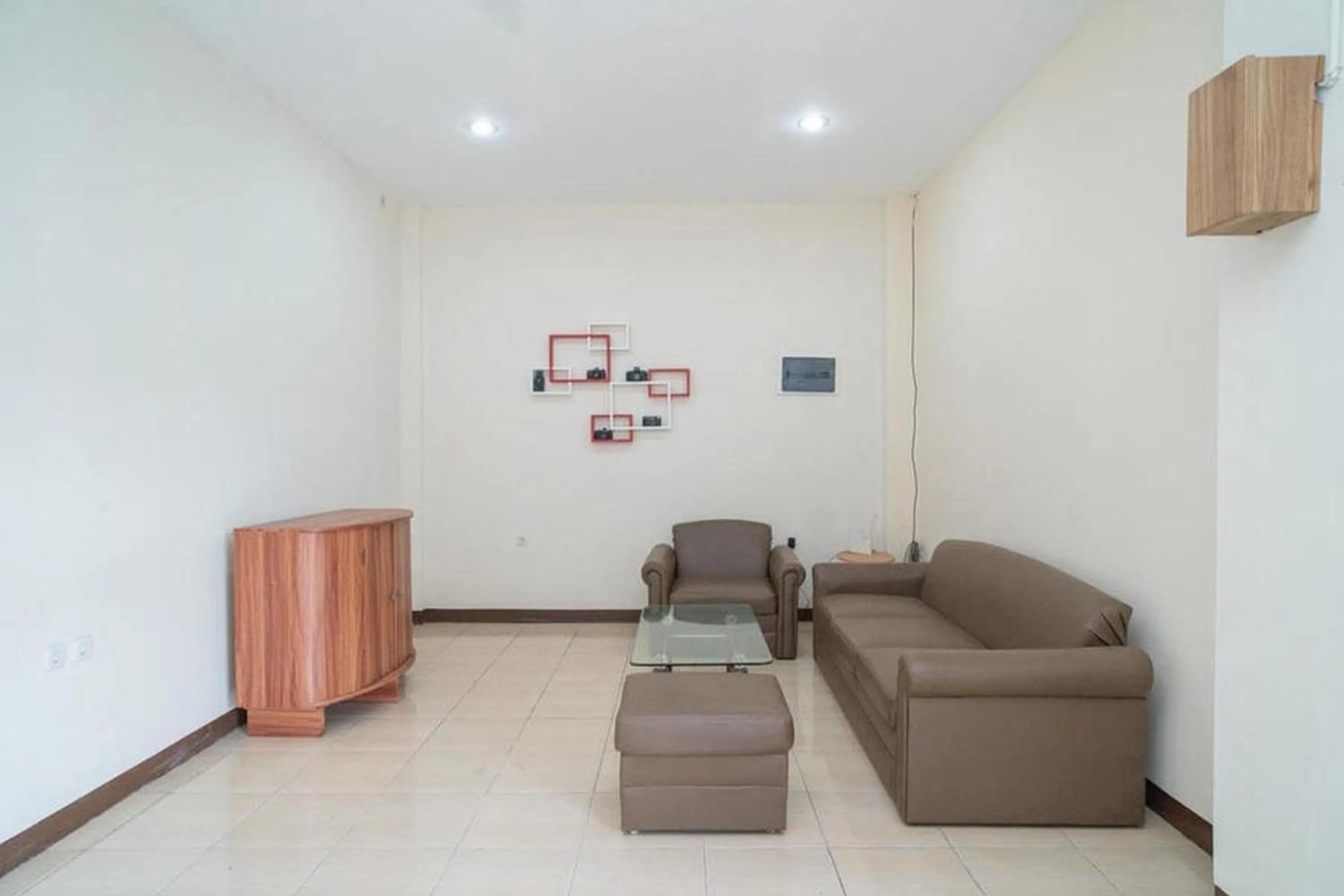 Seating area in RedDoorz near Stasiun Tangerang