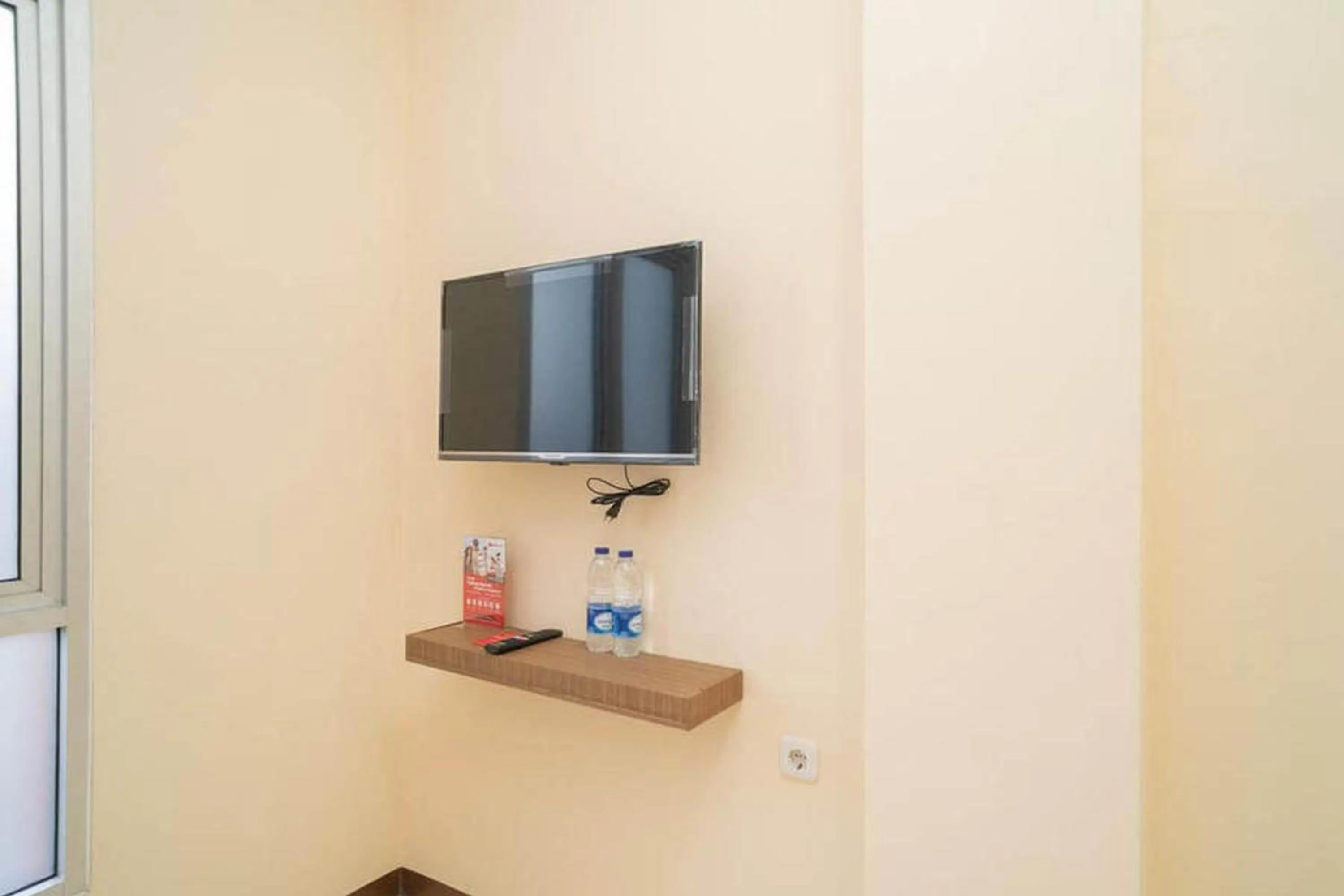 TV and multimedia in RedDoorz near Stasiun Tangerang