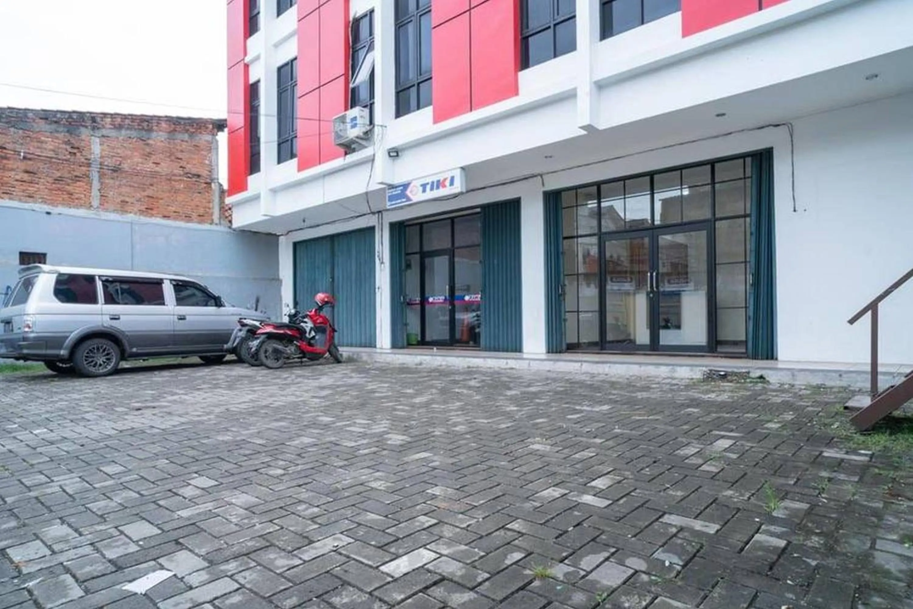 Facade/entrance in RedDoorz near Stasiun Tangerang