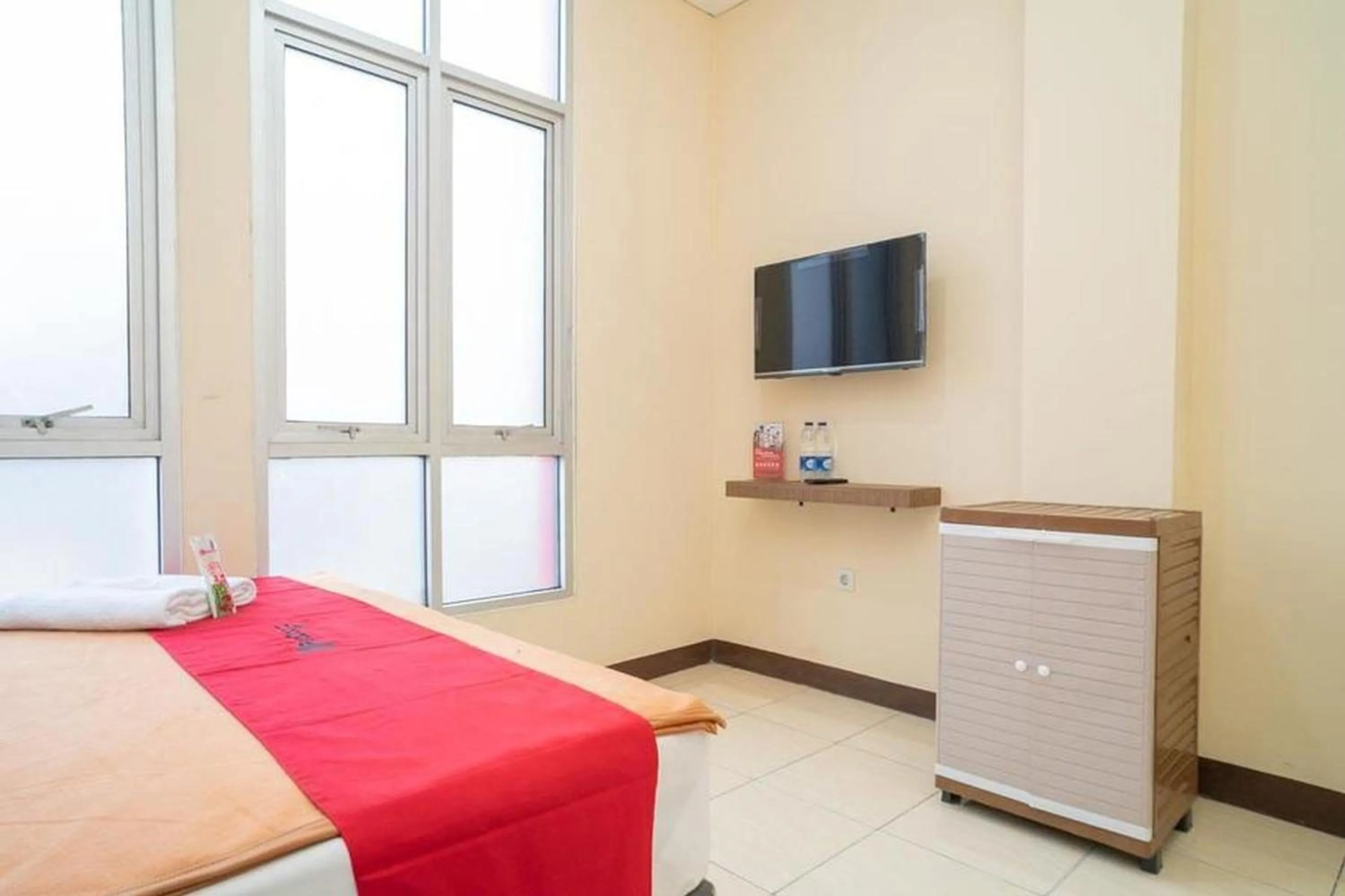 Bedroom, Bed in RedDoorz near Stasiun Tangerang