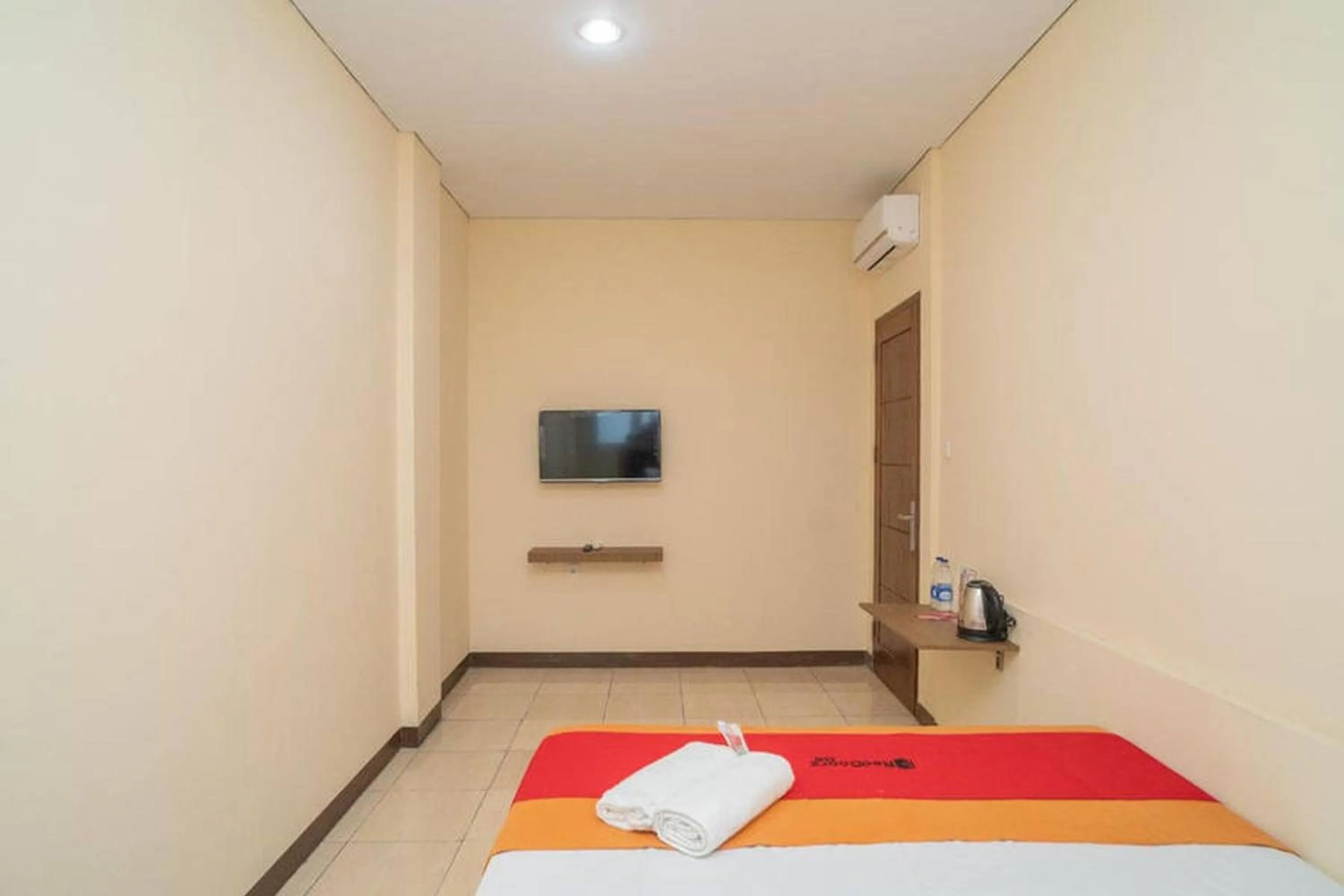 Bedroom, Bed in RedDoorz near Stasiun Tangerang